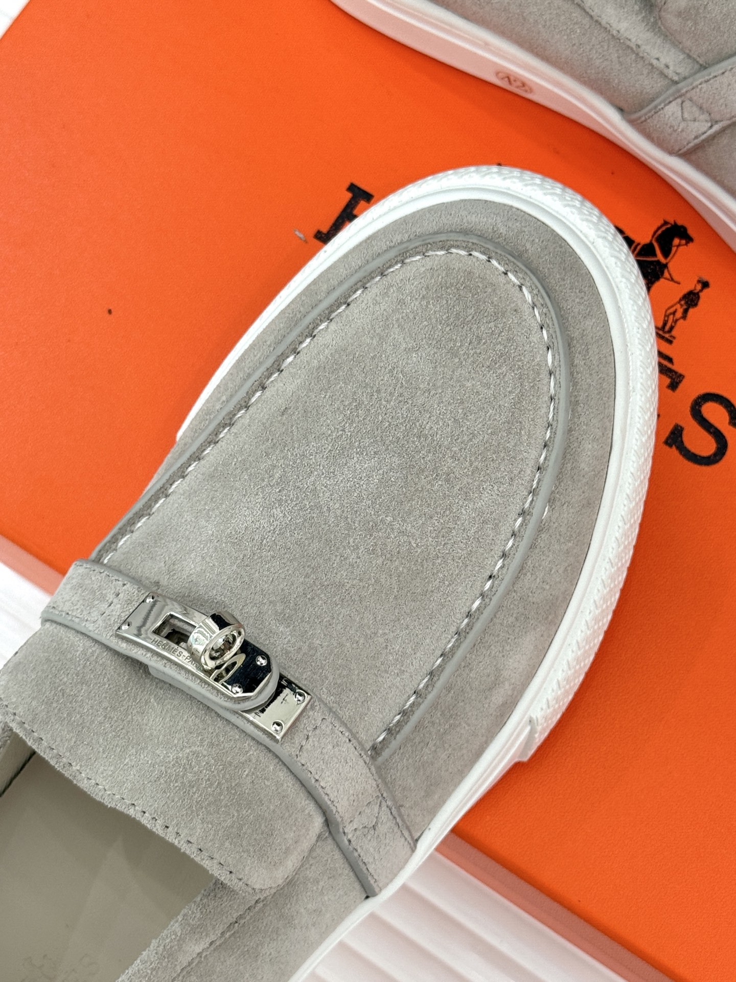 
Hermès/爱马仕25WF新品复古情侣款乐福鞋
爱情—是岁月长河里的熠熠星辰
而这双乐福鞋则是这浪漫