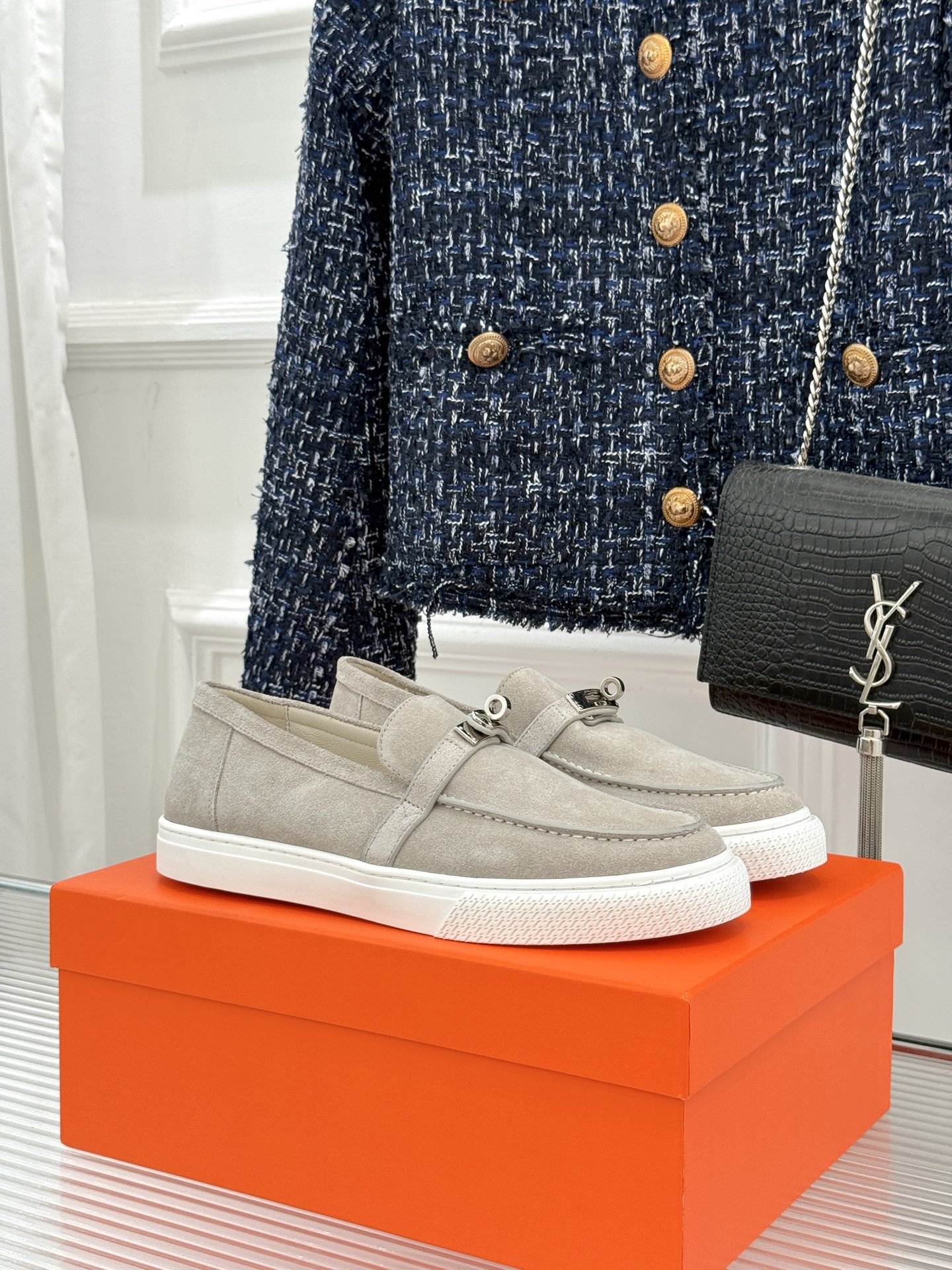 
Hermès/爱马仕25WF新品复古情侣款乐福鞋
爱情—是岁月长河里的熠熠星辰
而这双乐福鞋则是这浪漫