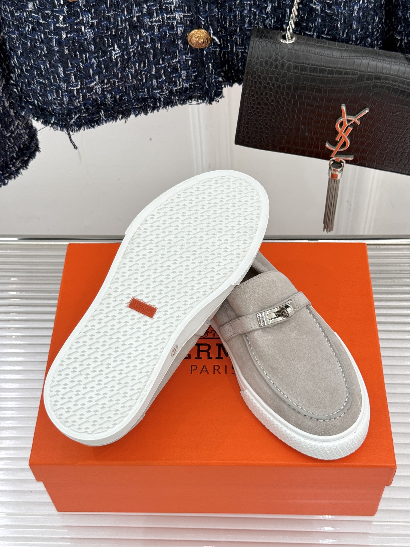 
Hermès/爱马仕25WF新品复古情侣款乐福鞋
爱情—是岁月长河里的熠熠星辰
而这双乐福鞋则是这浪漫