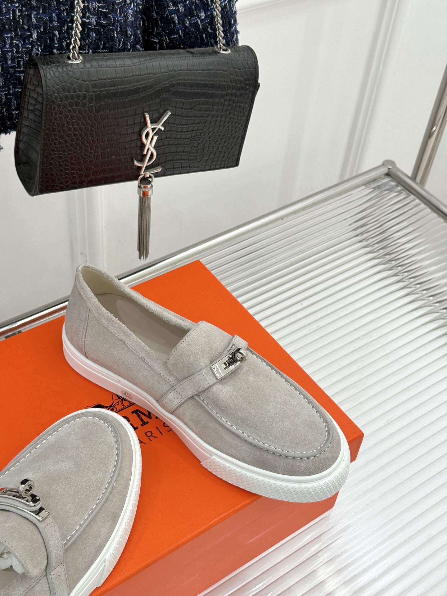 
Hermès/爱马仕25WF新品复古情侣款乐福鞋
爱情—是岁月长河里的熠熠星辰
而这双乐福鞋则是这浪漫