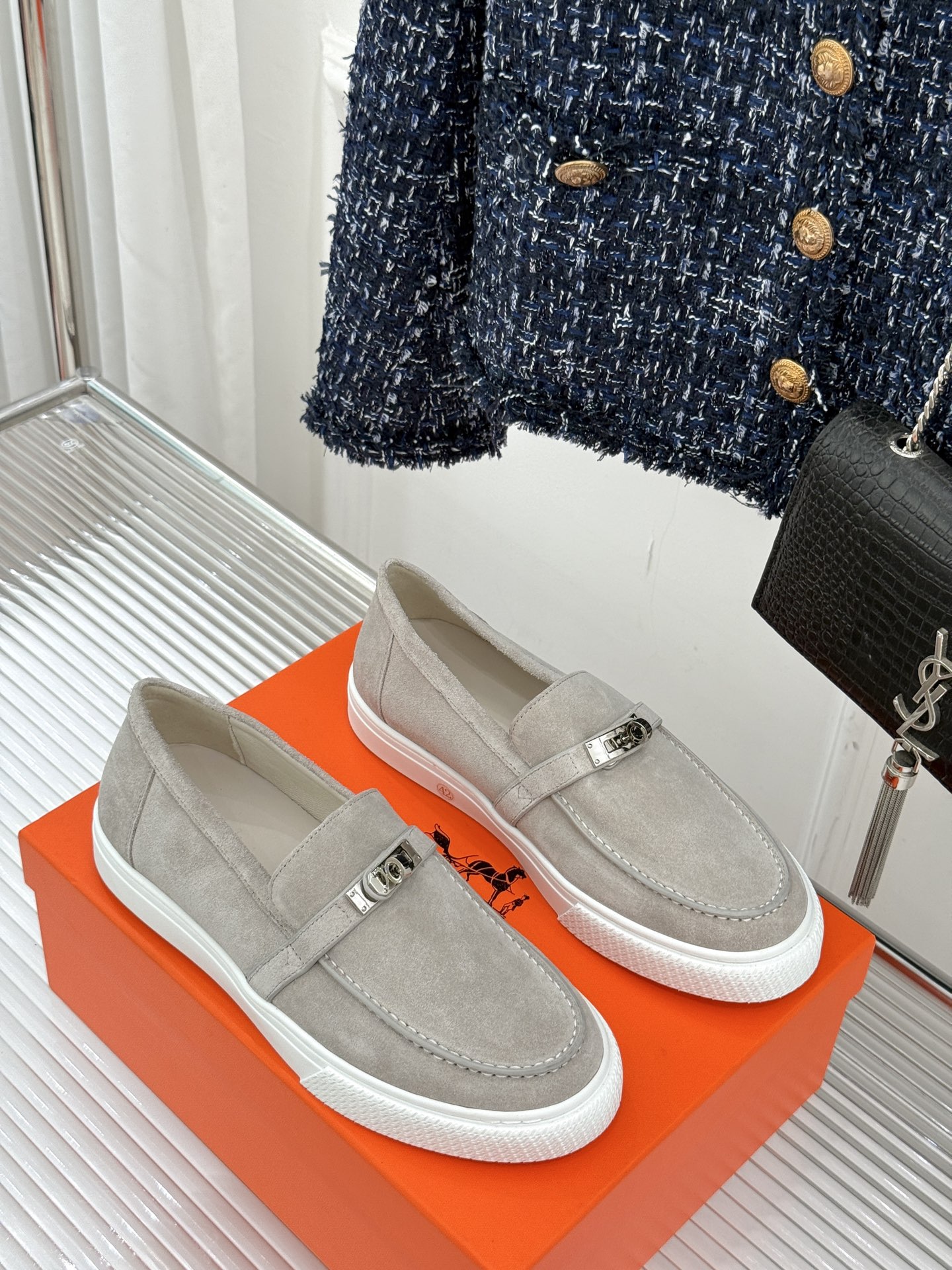 
Hermès/爱马仕25WF新品复古情侣款乐福鞋
爱情—是岁月长河里的熠熠星辰
而这双乐福鞋则是这浪漫