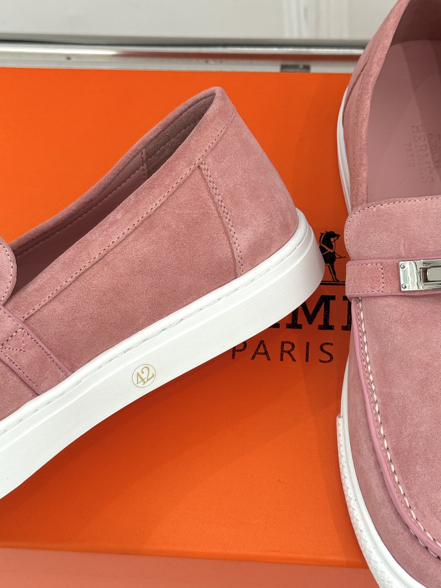 
Hermès/爱马仕25WF新品复古情侣款乐福鞋
爱情—是岁月长河里的熠熠星辰
而这双乐福鞋则是这浪漫