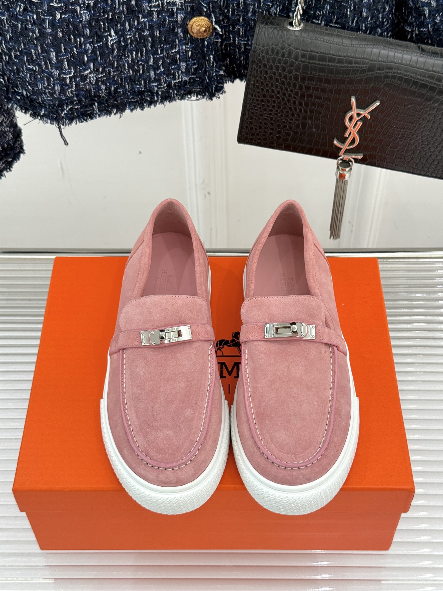 
Hermès/爱马仕25WF新品复古情侣款乐福鞋
爱情—是岁月长河里的熠熠星辰
而这双乐福鞋则是这浪漫