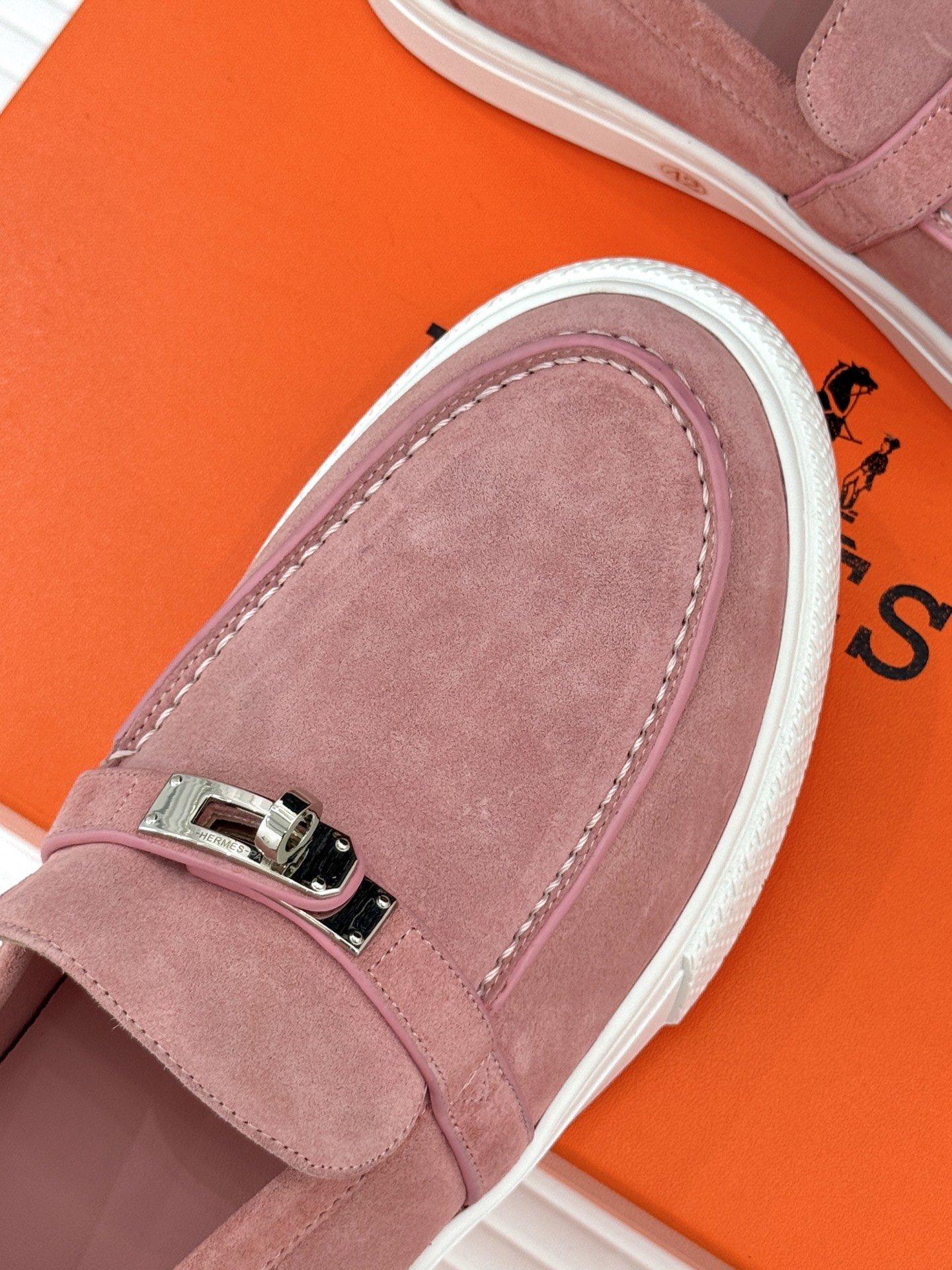
Hermès/爱马仕25WF新品复古情侣款乐福鞋
爱情—是岁月长河里的熠熠星辰
而这双乐福鞋则是这浪漫