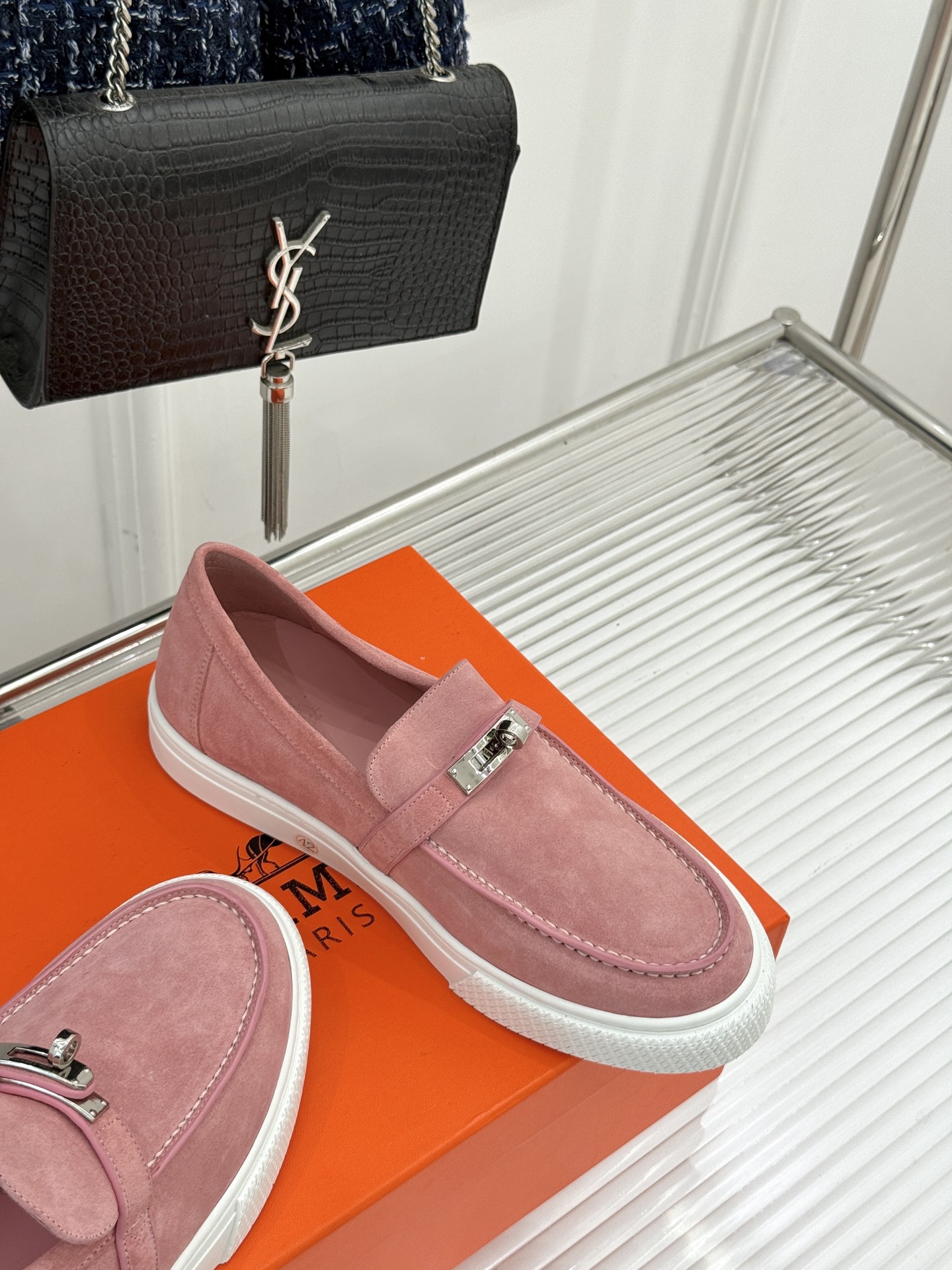 
Hermès/爱马仕25WF新品复古情侣款乐福鞋
爱情—是岁月长河里的熠熠星辰
而这双乐福鞋则是这浪漫