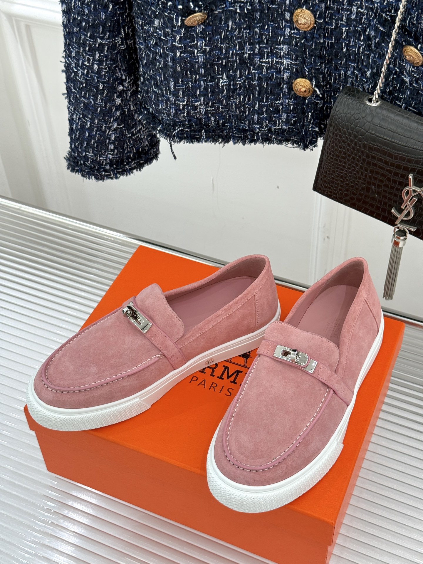 
Hermès/爱马仕25WF新品复古情侣款乐福鞋
爱情—是岁月长河里的熠熠星辰
而这双乐福鞋则是这浪漫