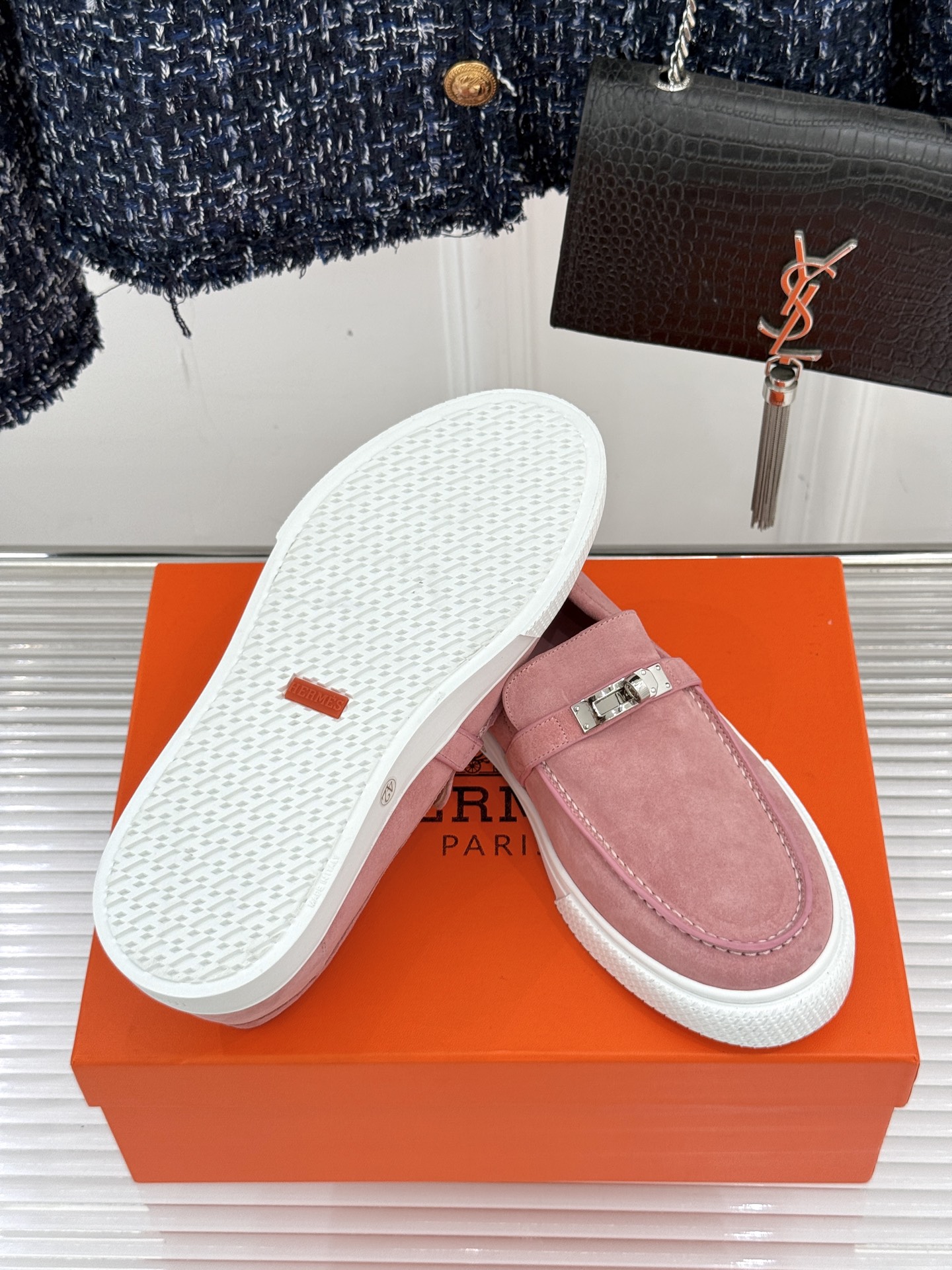 
Hermès/爱马仕25WF新品复古情侣款乐福鞋
爱情—是岁月长河里的熠熠星辰
而这双乐福鞋则是这浪漫