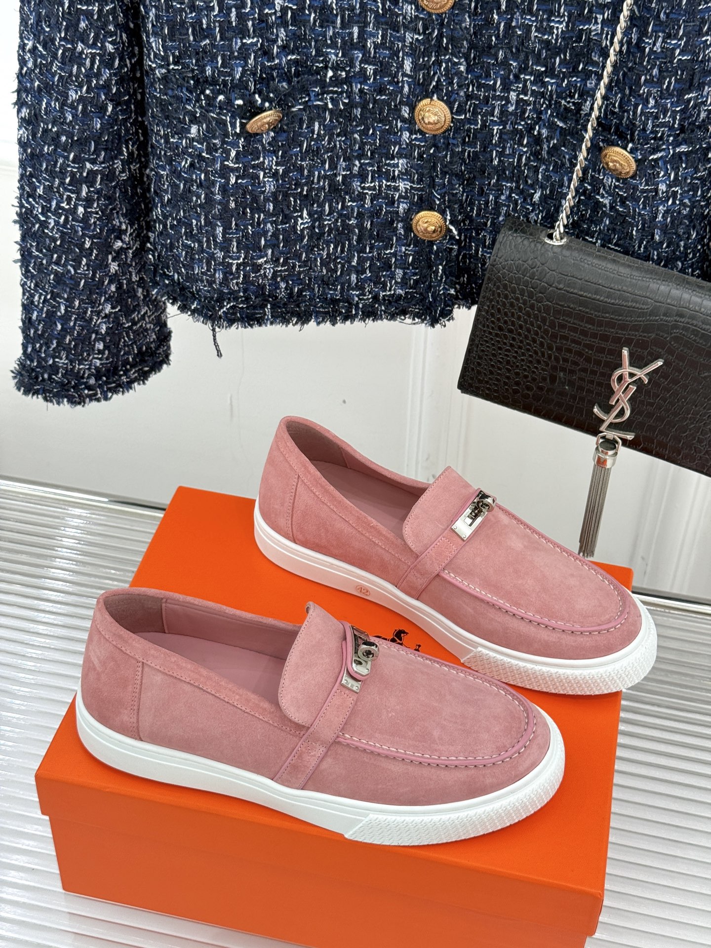 
Hermès/爱马仕25WF新品复古情侣款乐福鞋
爱情—是岁月长河里的熠熠星辰
而这双乐福鞋则是这浪漫