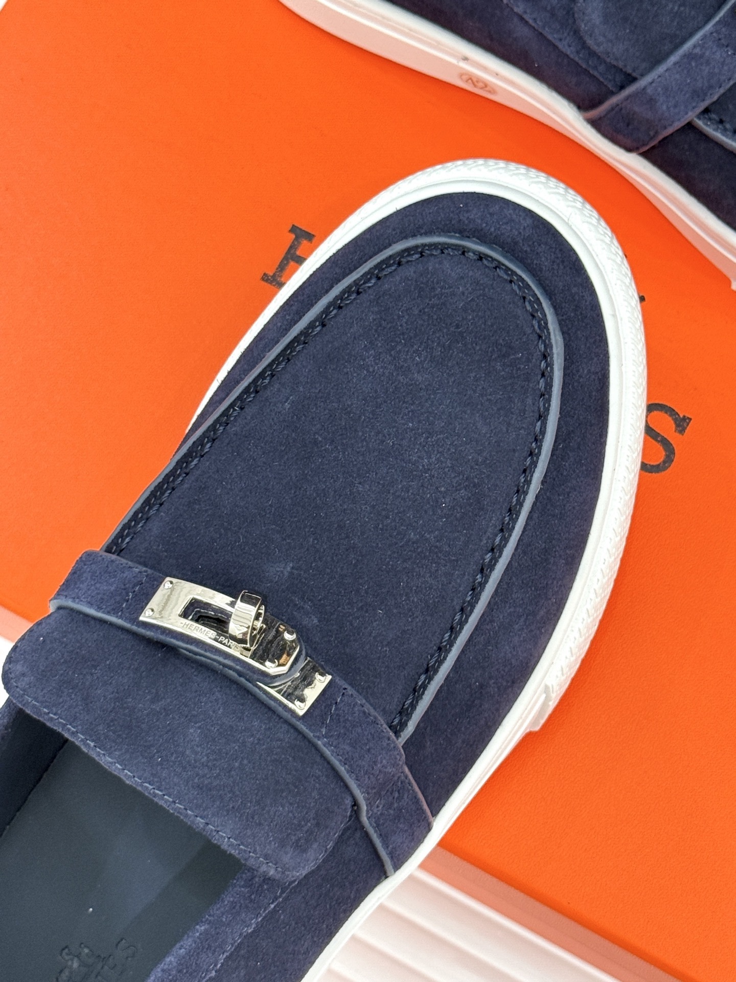 Hermès/爱马仕25WF新品复古情侣款乐福鞋
爱情—是岁月长河里的熠熠星辰
而这双乐福鞋则是这浪漫