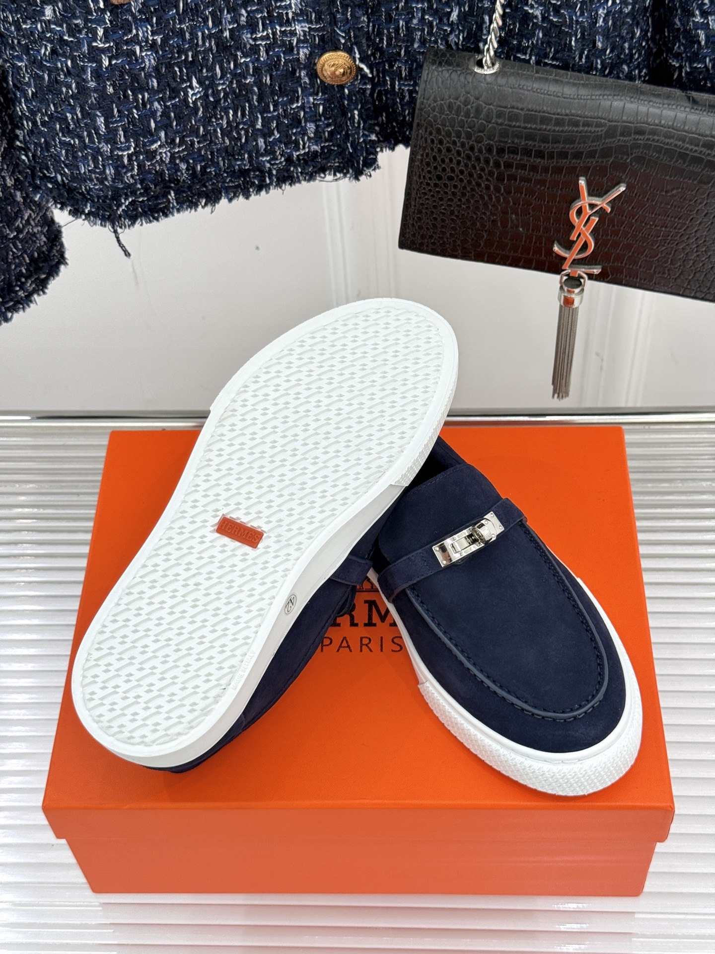 Hermès/爱马仕25WF新品复古情侣款乐福鞋
爱情—是岁月长河里的熠熠星辰
而这双乐福鞋则是这浪漫