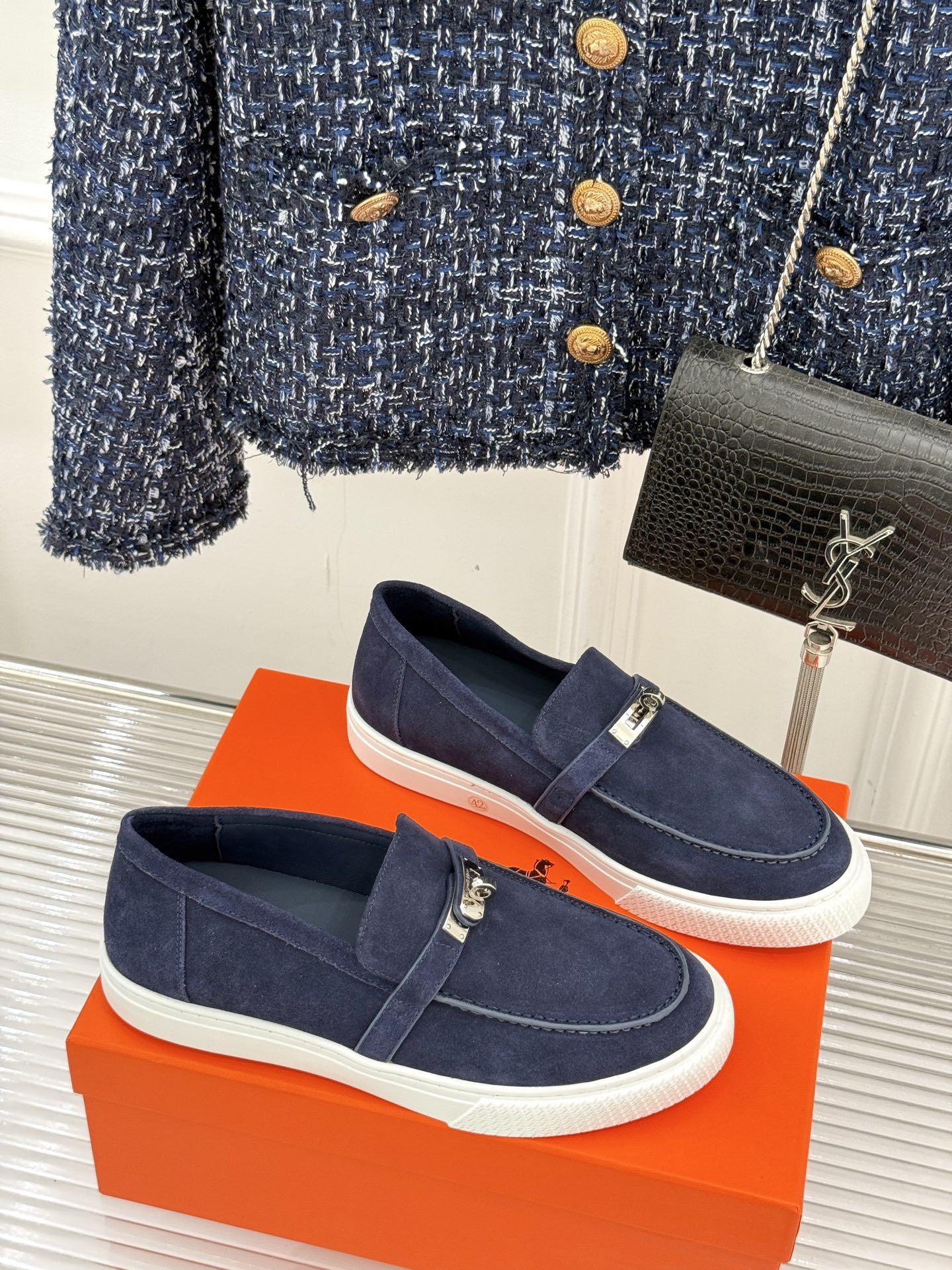 Hermès/爱马仕25WF新品复古情侣款乐福鞋
爱情—是岁月长河里的熠熠星辰
而这双乐福鞋则是这浪漫