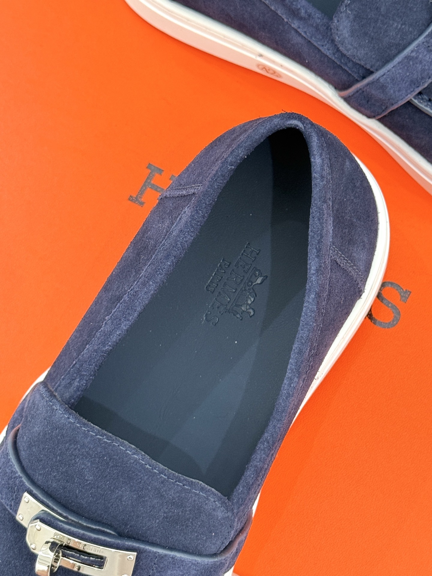 Hermès/爱马仕25WF新品复古情侣款乐福鞋
爱情—是岁月长河里的熠熠星辰
而这双乐福鞋则是这浪漫