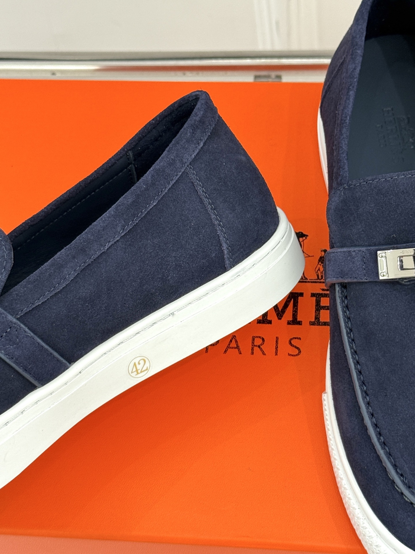 Hermès/爱马仕25WF新品复古情侣款乐福鞋
爱情—是岁月长河里的熠熠星辰
而这双乐福鞋则是这浪漫