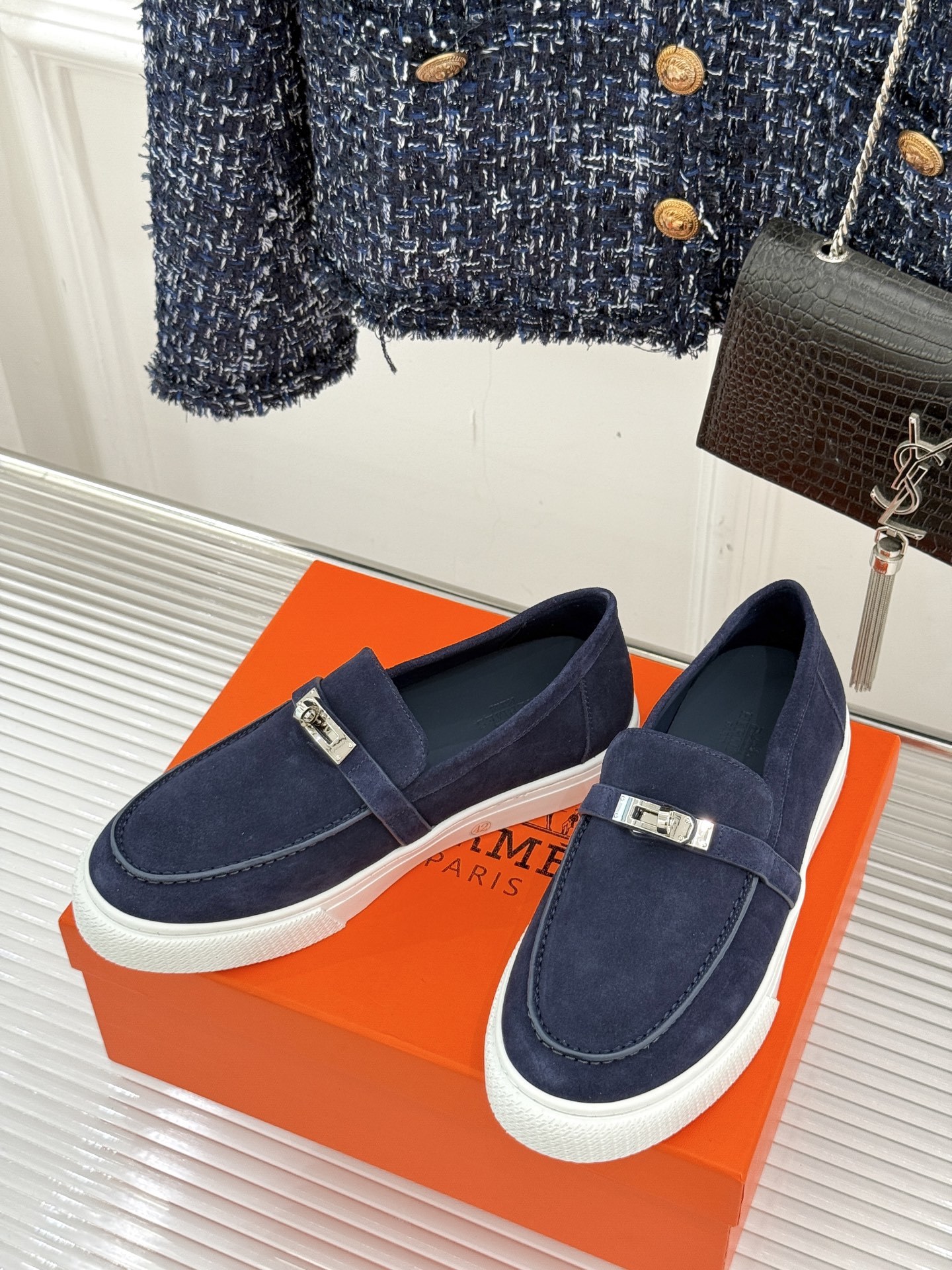 Hermès/爱马仕25WF新品复古情侣款乐福鞋
爱情—是岁月长河里的熠熠星辰
而这双乐福鞋则是这浪漫