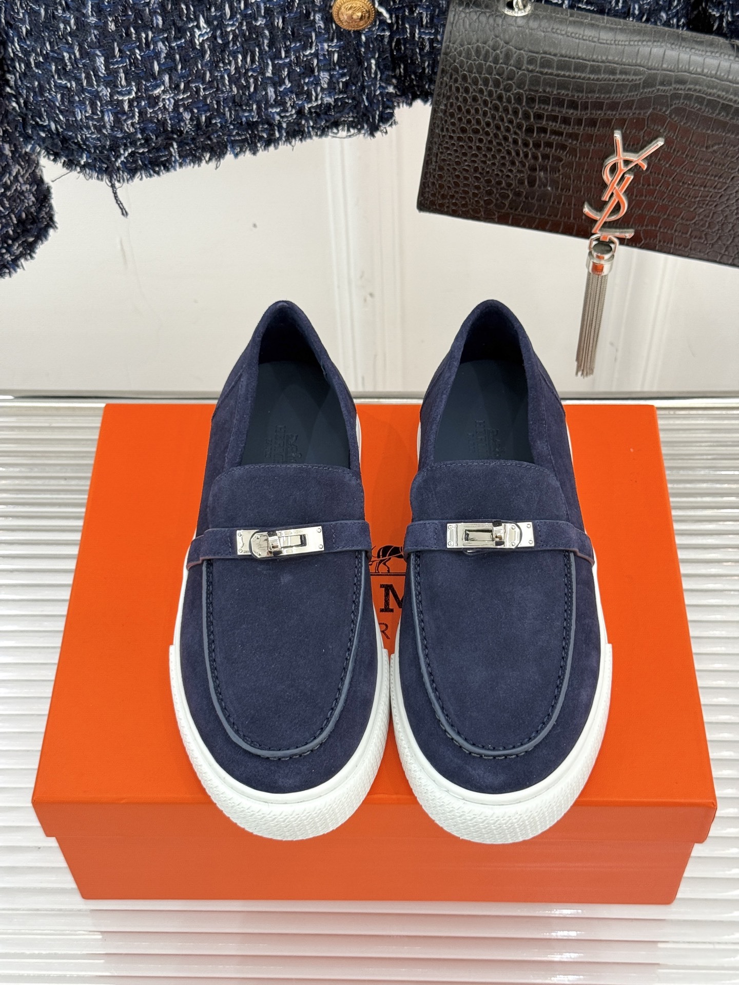Hermès/爱马仕25WF新品复古情侣款乐福鞋
爱情—是岁月长河里的熠熠星辰
而这双乐福鞋则是这浪漫