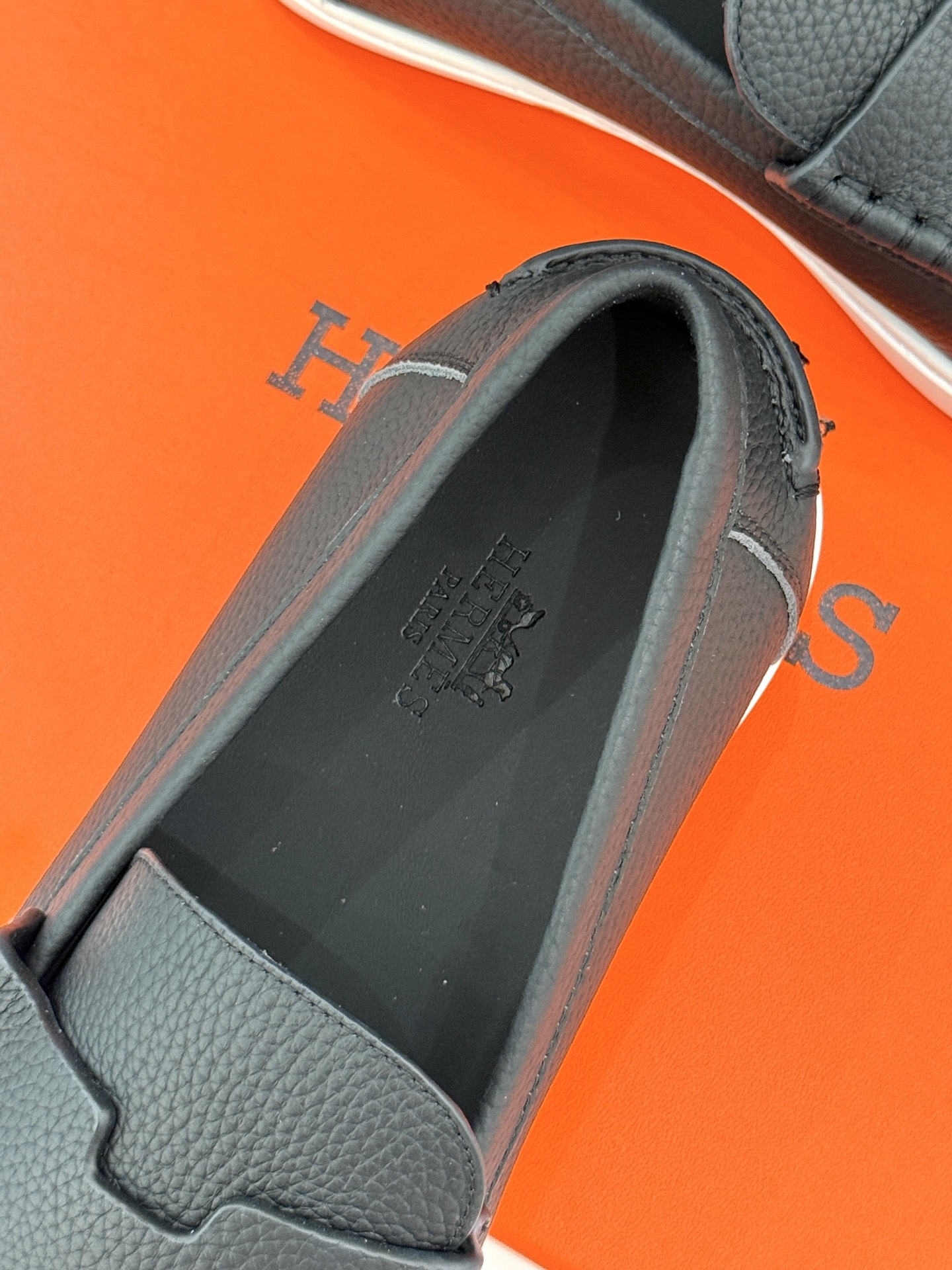 Hermès/爱马仕25WF新品复古情侣款乐福鞋
爱情—是岁月长河里的熠熠星辰
而这双乐福鞋则是这浪漫