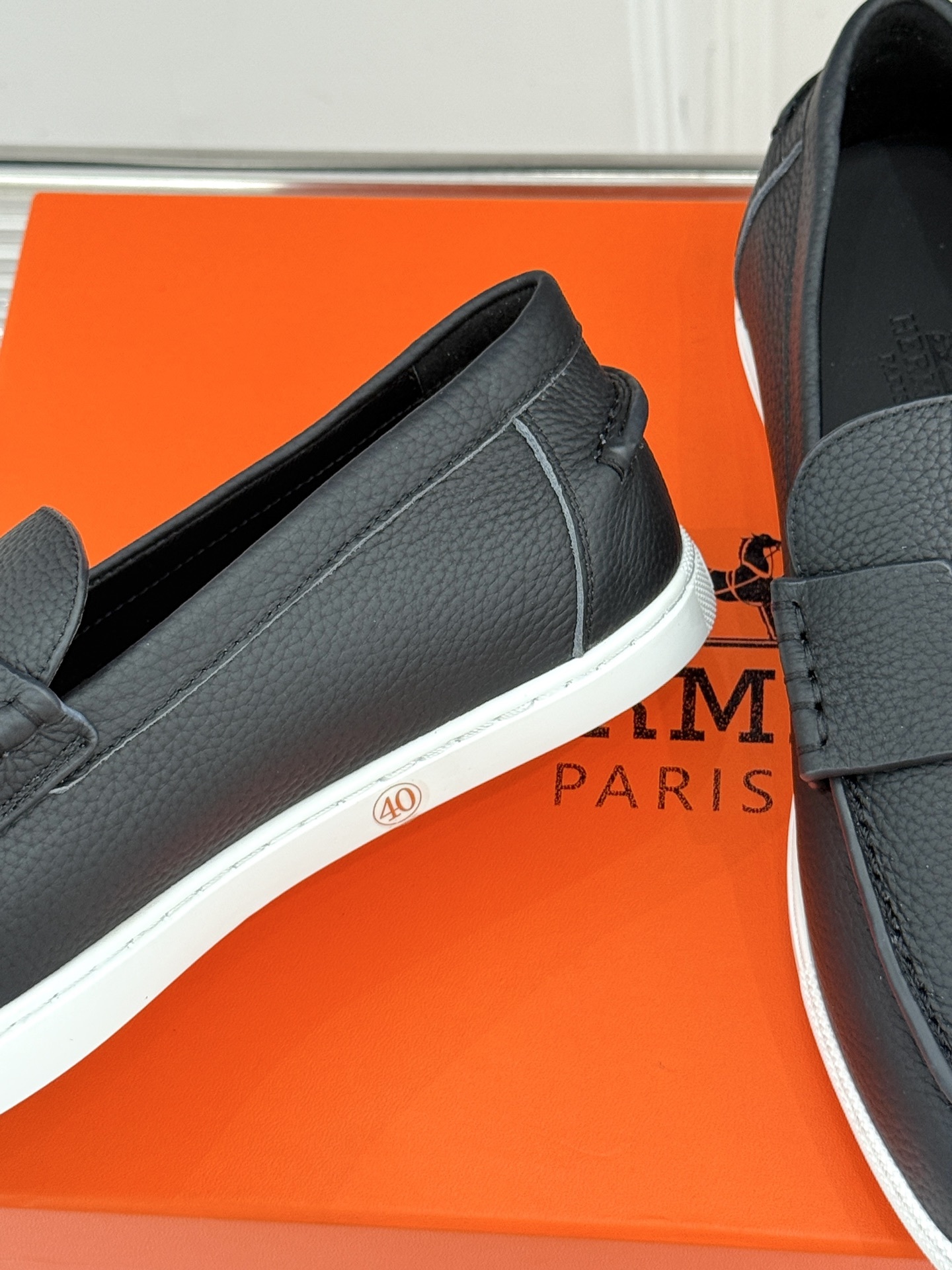 Hermès/爱马仕25WF新品复古情侣款乐福鞋
爱情—是岁月长河里的熠熠星辰
而这双乐福鞋则是这浪漫