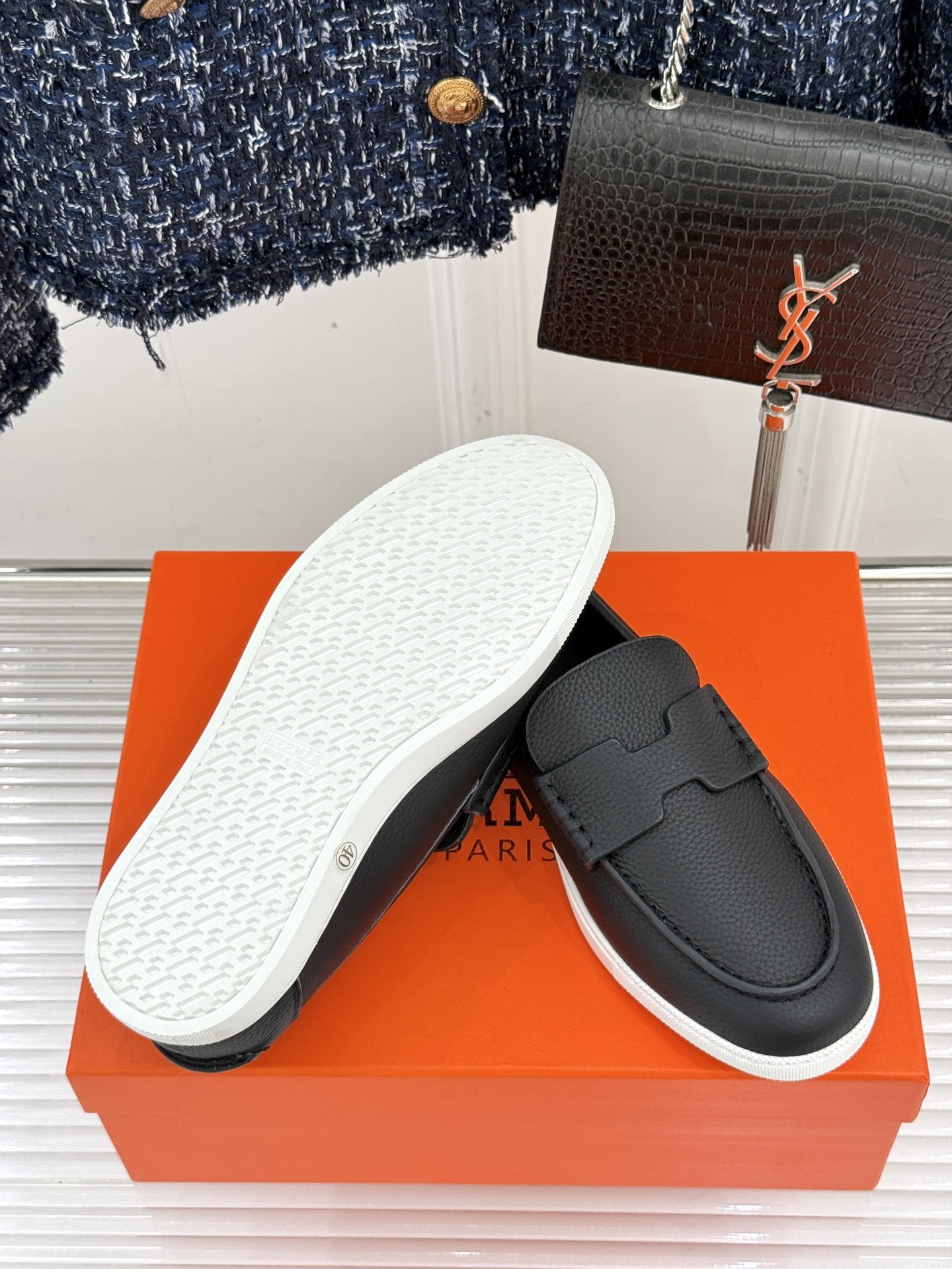 Hermès/爱马仕25WF新品复古情侣款乐福鞋
爱情—是岁月长河里的熠熠星辰
而这双乐福鞋则是这浪漫