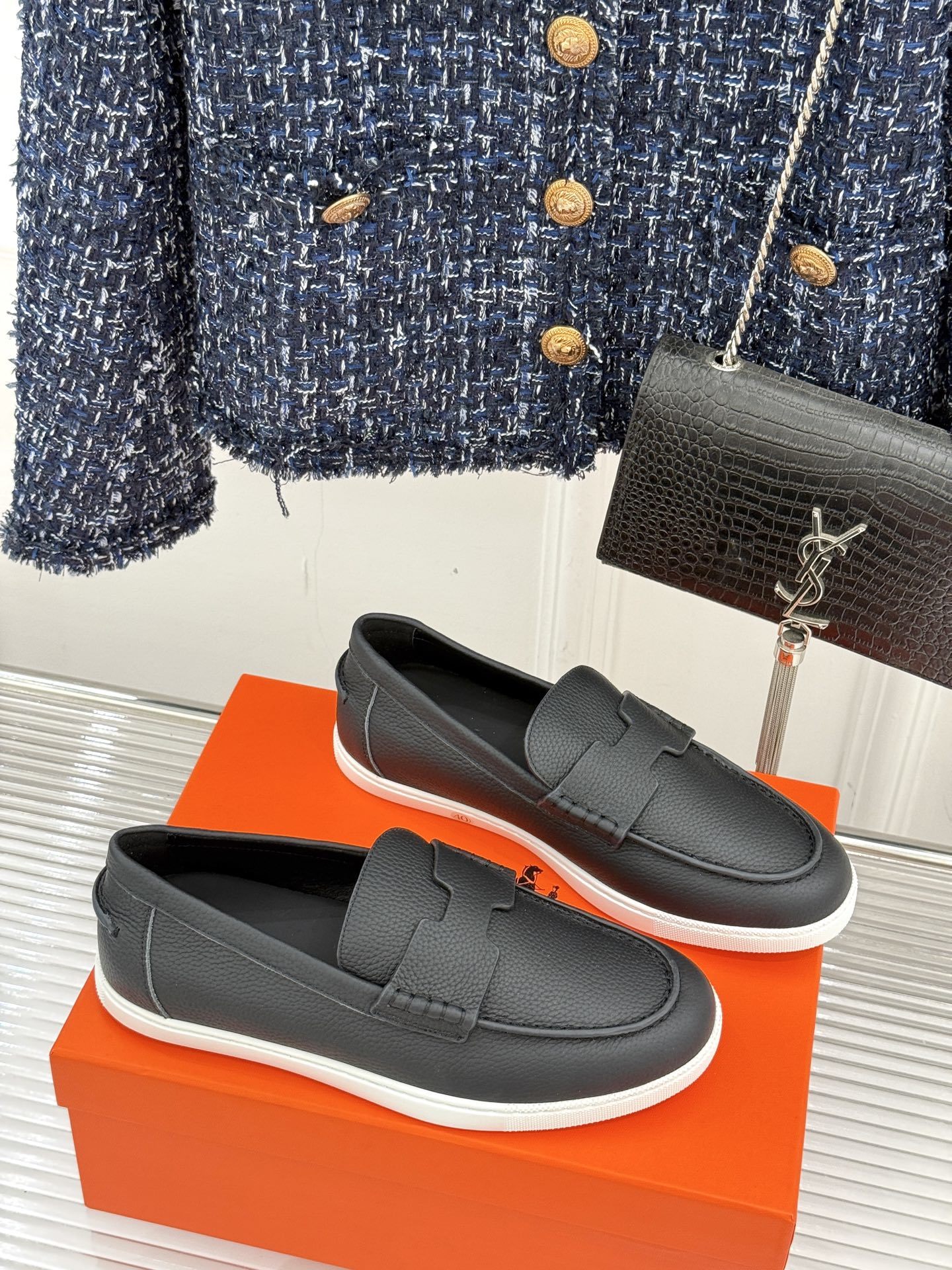 Hermès/爱马仕25WF新品复古情侣款乐福鞋
爱情—是岁月长河里的熠熠星辰
而这双乐福鞋则是这浪漫