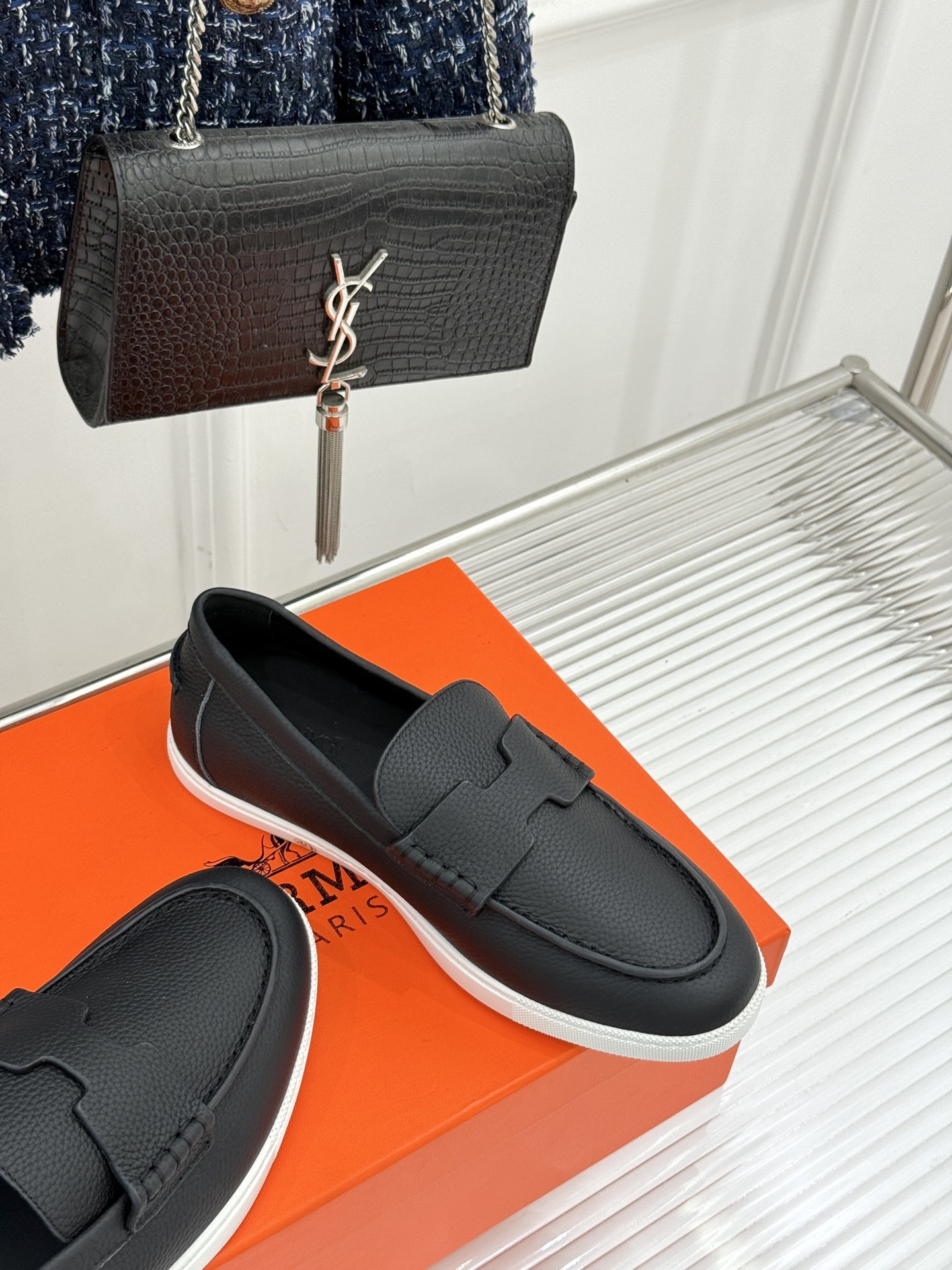 Hermès/爱马仕25WF新品复古情侣款乐福鞋
爱情—是岁月长河里的熠熠星辰
而这双乐福鞋则是这浪漫