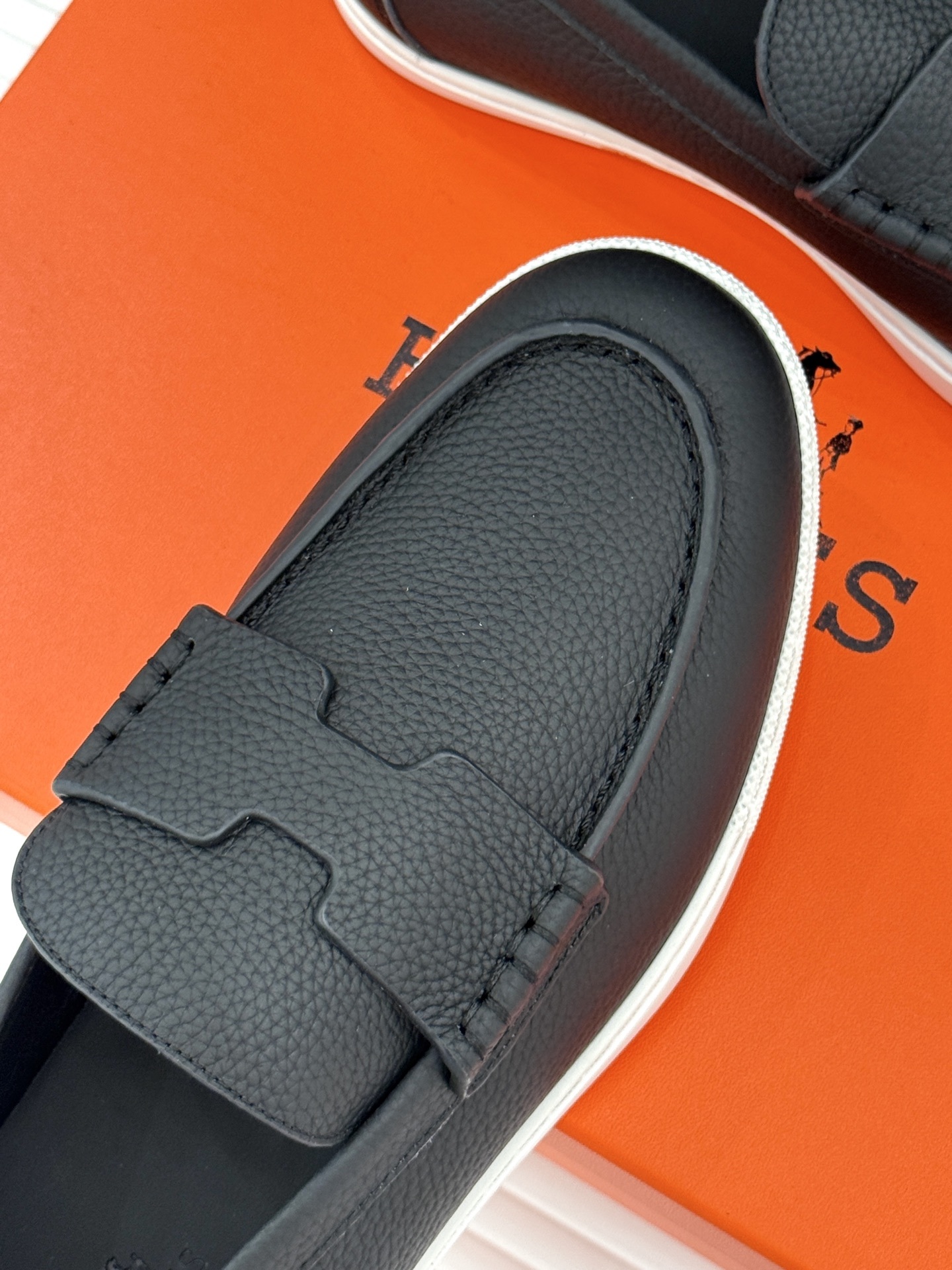Hermès/爱马仕25WF新品复古情侣款乐福鞋
爱情—是岁月长河里的熠熠星辰
而这双乐福鞋则是这浪漫