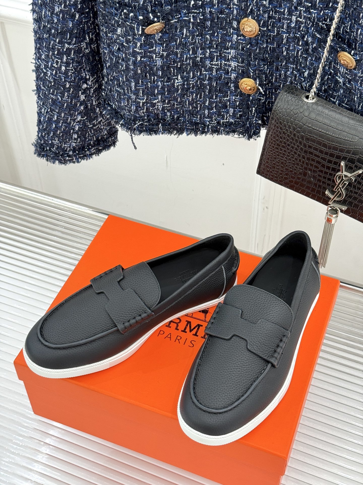 Hermès/爱马仕25WF新品复古情侣款乐福鞋
爱情—是岁月长河里的熠熠星辰
而这双乐福鞋则是这浪漫