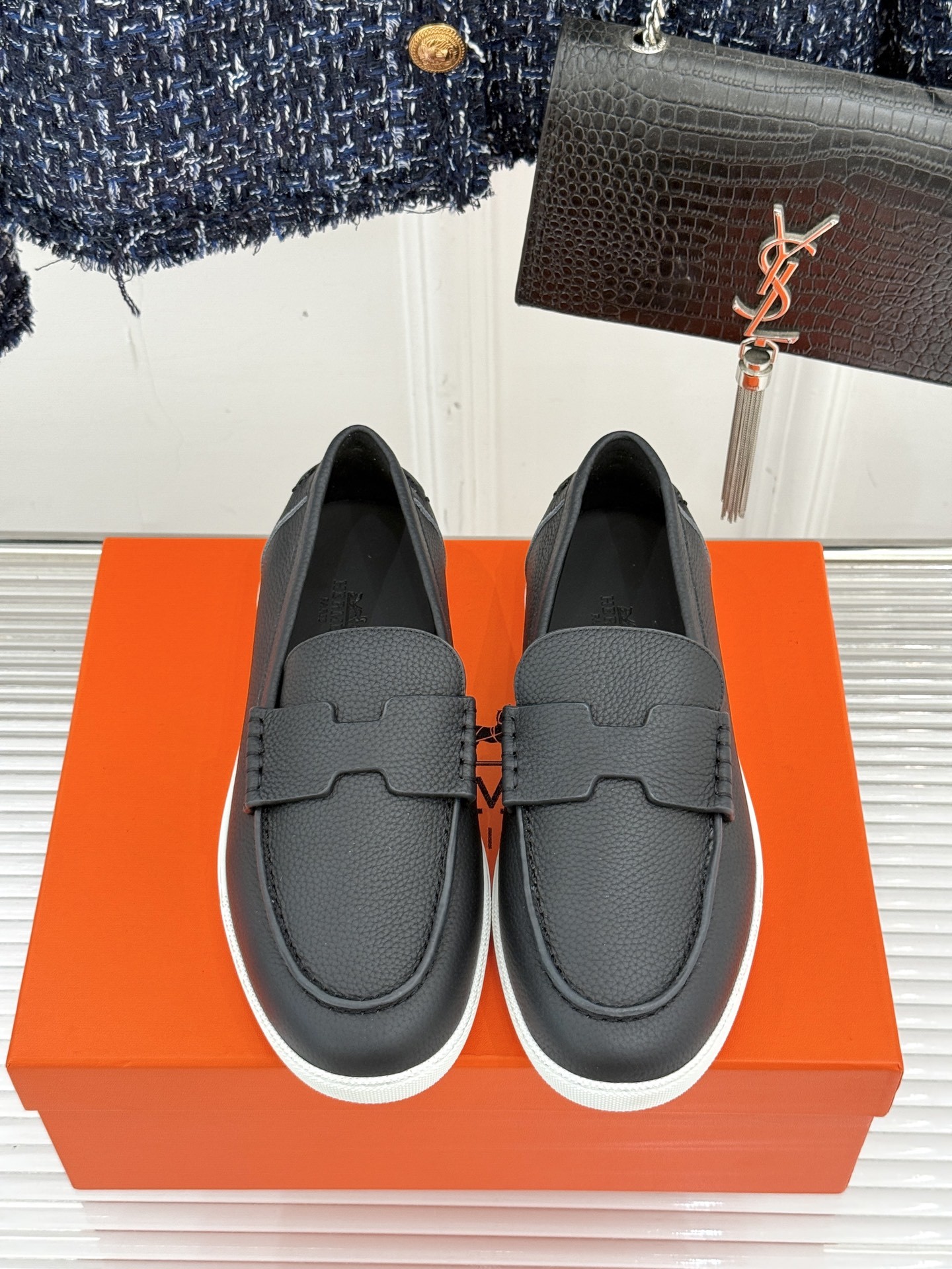Hermès/爱马仕25WF新品复古情侣款乐福鞋
爱情—是岁月长河里的熠熠星辰
而这双乐福鞋则是这浪漫