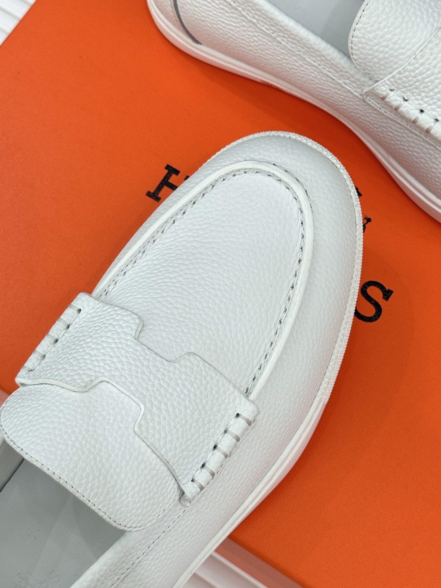 Hermès/爱马仕25WF新品复古情侣款乐福鞋
爱情—是岁月长河里的熠熠星辰
而这双乐福鞋则是这浪漫