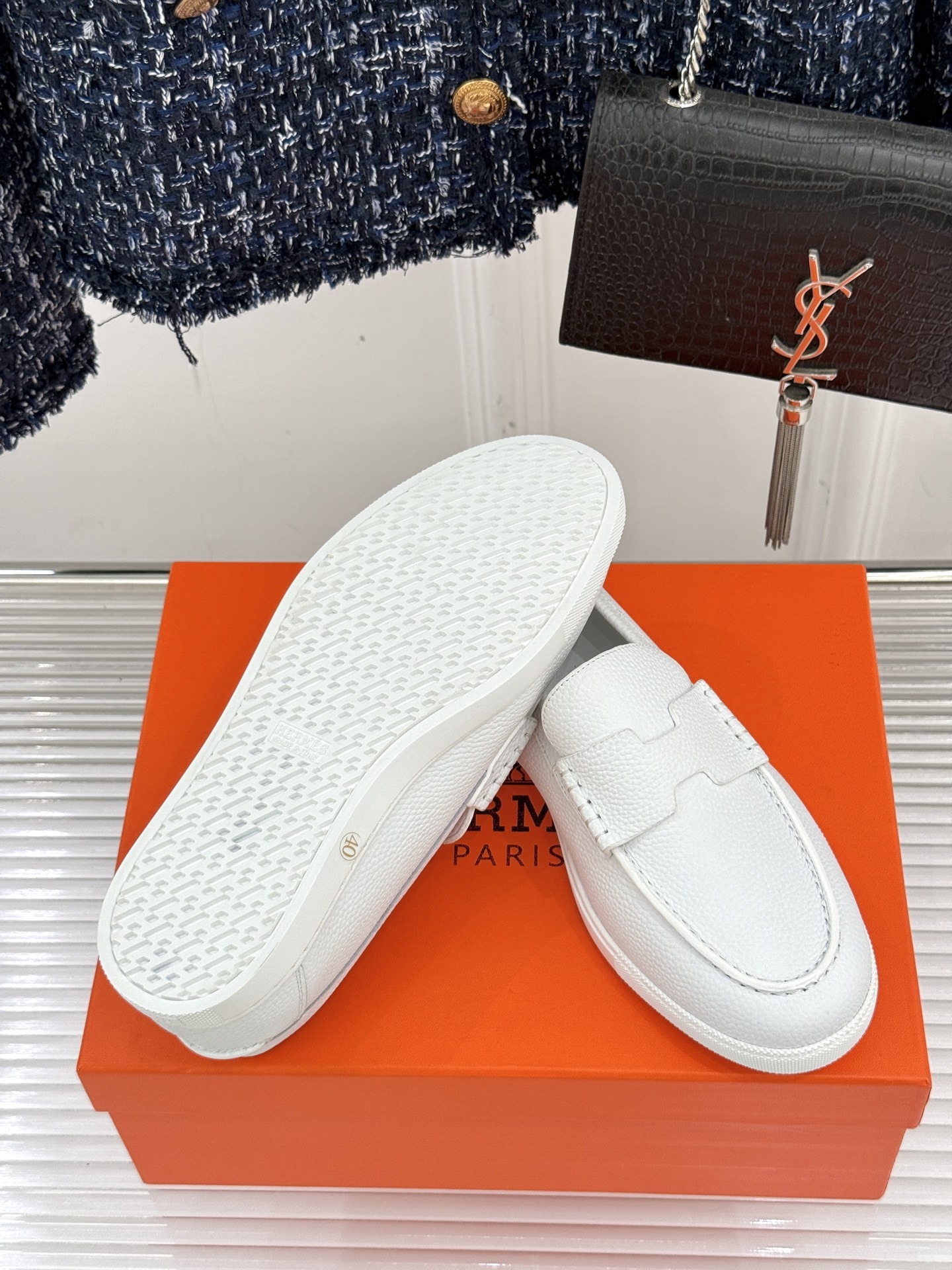 Hermès/爱马仕25WF新品复古情侣款乐福鞋
爱情—是岁月长河里的熠熠星辰
而这双乐福鞋则是这浪漫