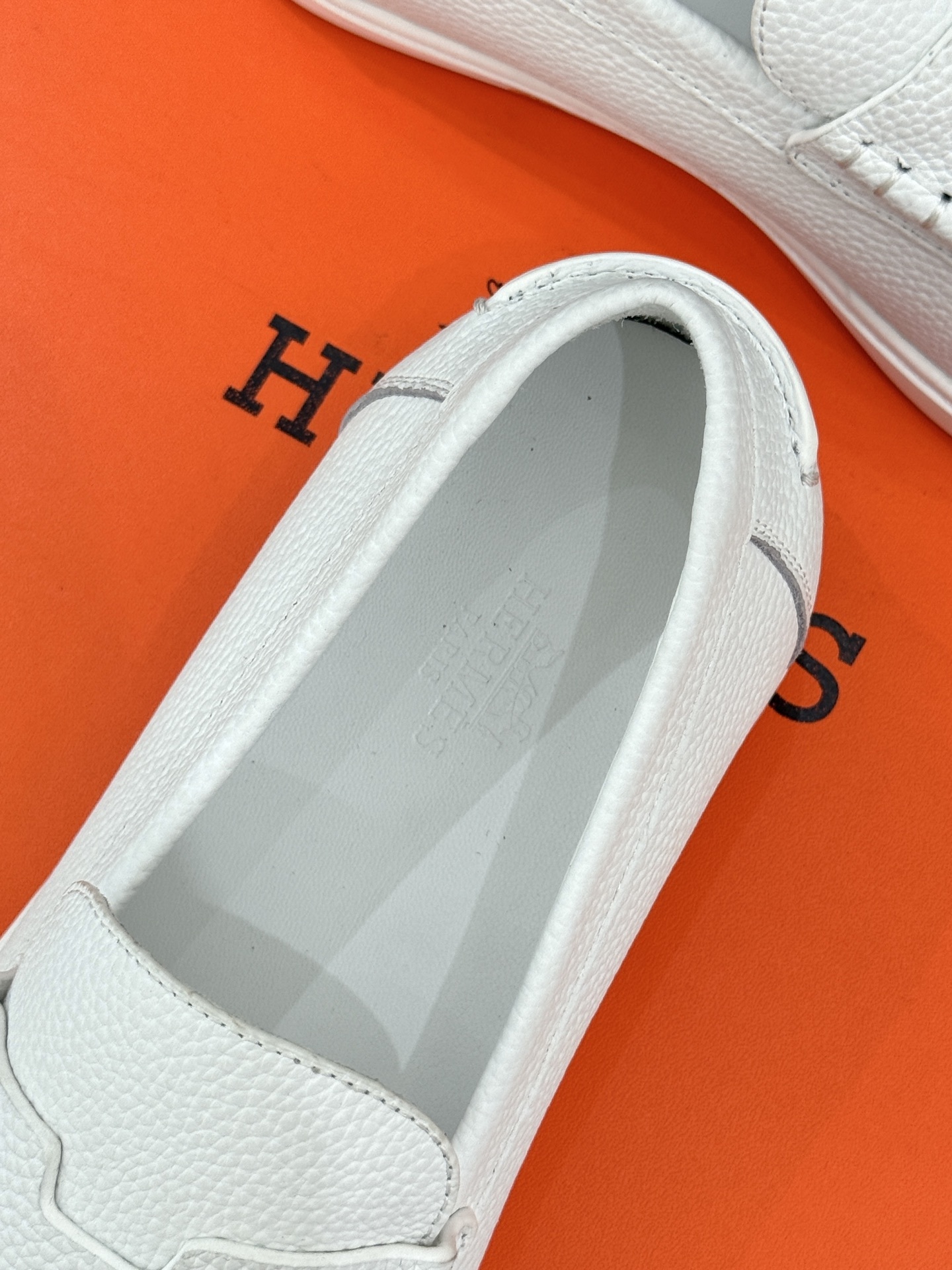 Hermès/爱马仕25WF新品复古情侣款乐福鞋
爱情—是岁月长河里的熠熠星辰
而这双乐福鞋则是这浪漫
