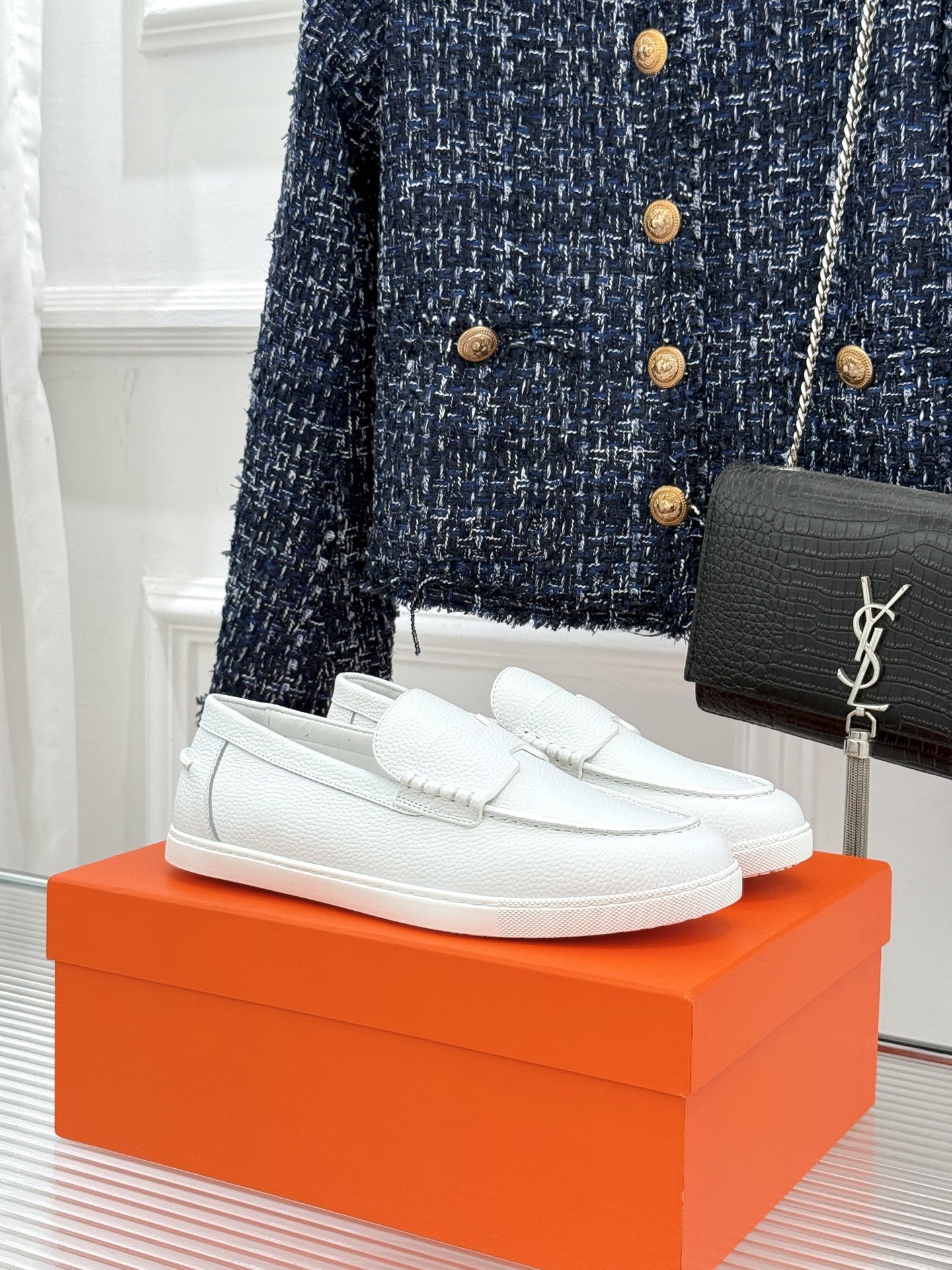 Hermès/爱马仕25WF新品复古情侣款乐福鞋
爱情—是岁月长河里的熠熠星辰
而这双乐福鞋则是这浪漫