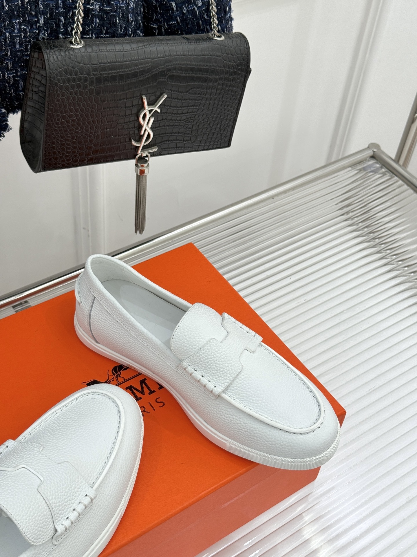 Hermès/爱马仕25WF新品复古情侣款乐福鞋
爱情—是岁月长河里的熠熠星辰
而这双乐福鞋则是这浪漫