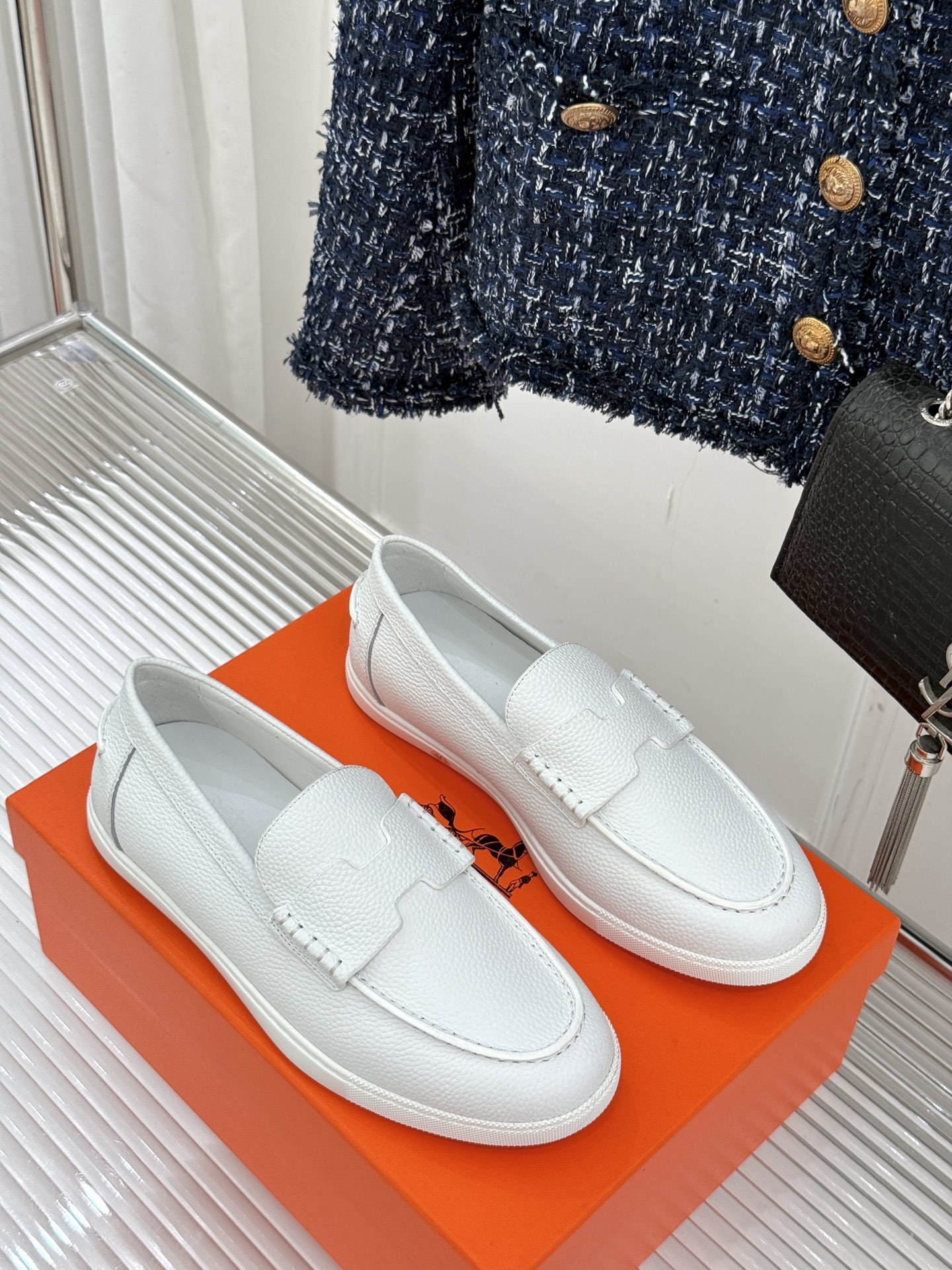 Hermès/爱马仕25WF新品复古情侣款乐福鞋
爱情—是岁月长河里的熠熠星辰
而这双乐福鞋则是这浪漫