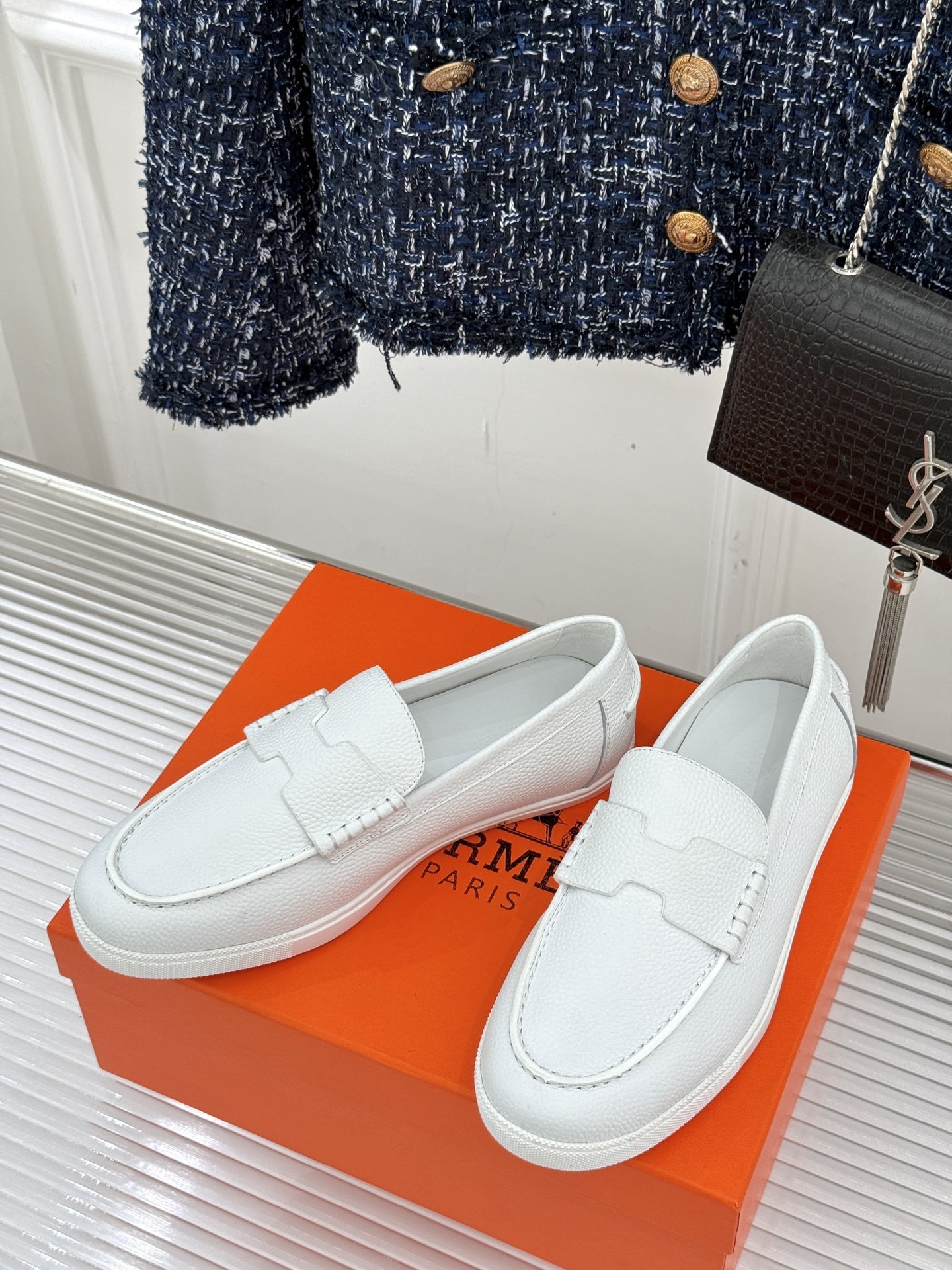 Hermès/爱马仕25WF新品复古情侣款乐福鞋
爱情—是岁月长河里的熠熠星辰
而这双乐福鞋则是这浪漫