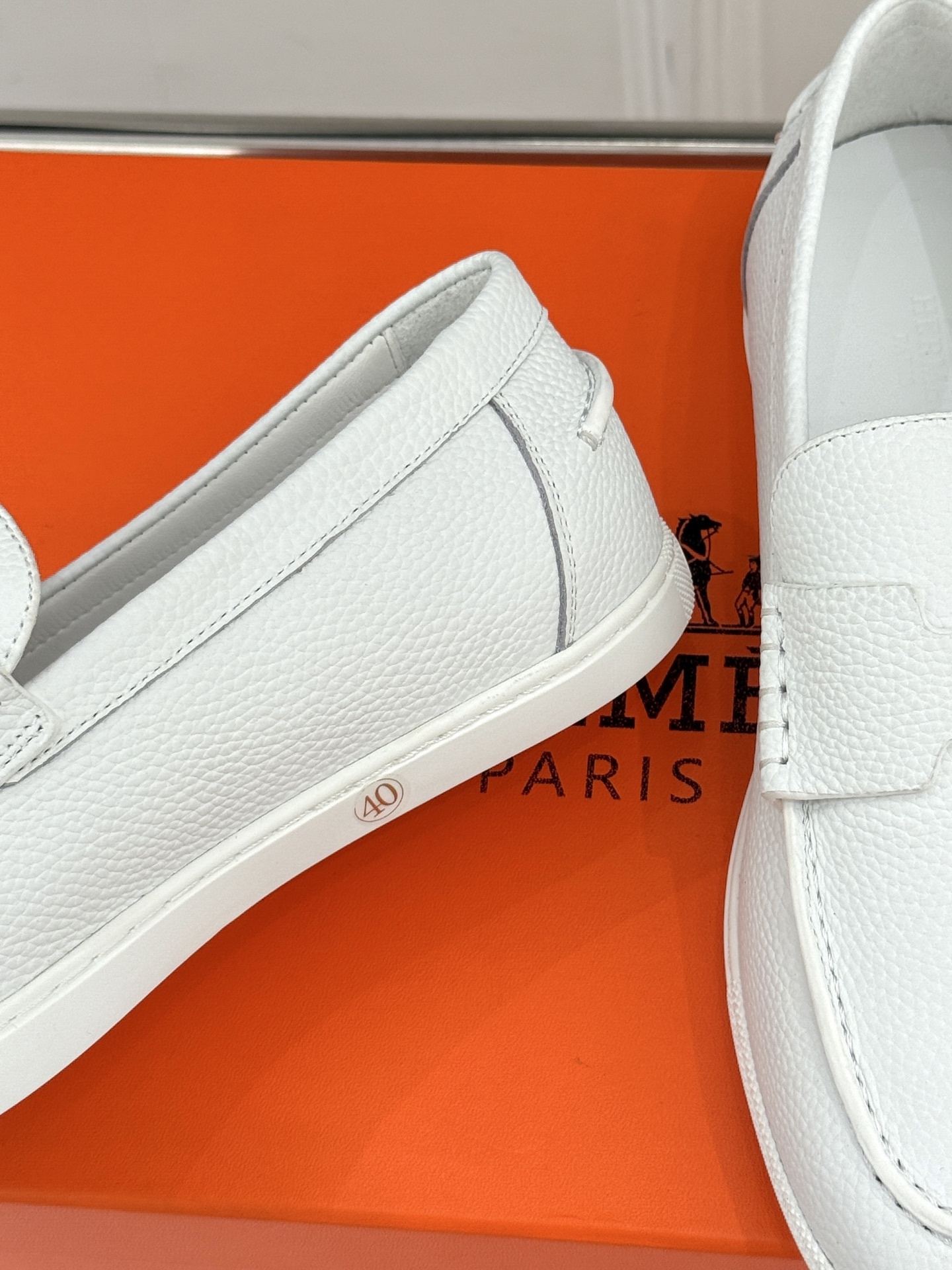 Hermès/爱马仕25WF新品复古情侣款乐福鞋
爱情—是岁月长河里的熠熠星辰
而这双乐福鞋则是这浪漫