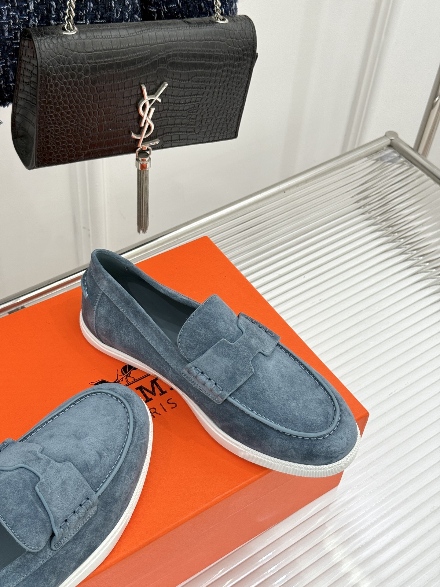 
Hermès/爱马仕25WF新品复古情侣款乐福鞋
爱情—是岁月长河里的熠熠星辰
而这双乐福鞋则是这浪漫