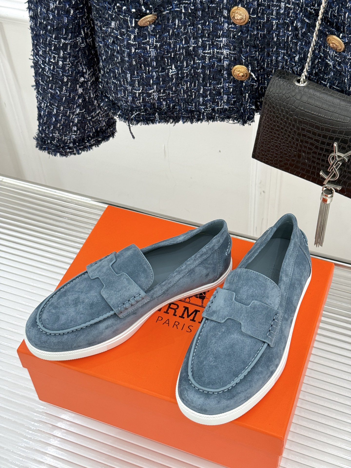 
Hermès/爱马仕25WF新品复古情侣款乐福鞋
爱情—是岁月长河里的熠熠星辰
而这双乐福鞋则是这浪漫