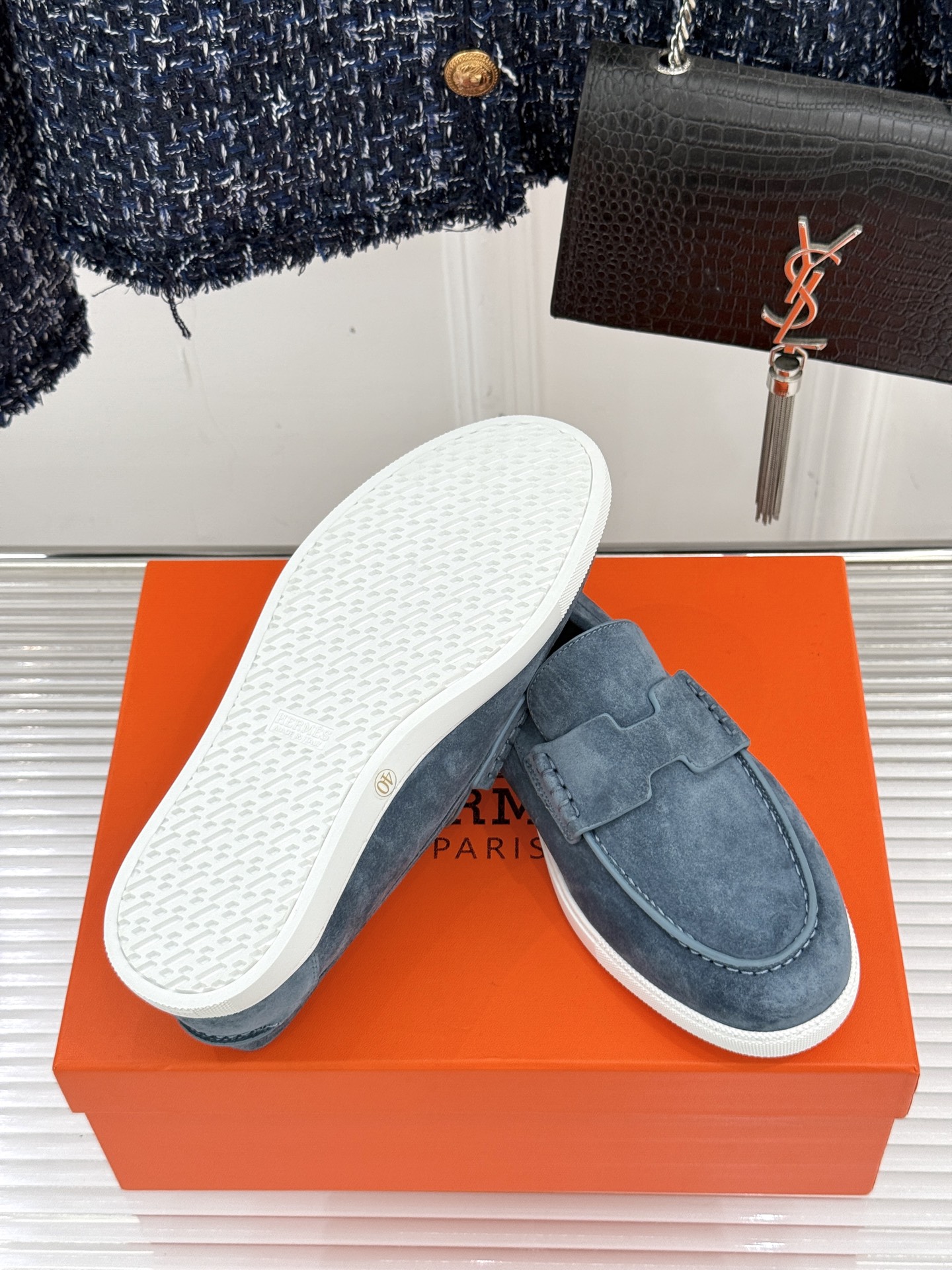 
Hermès/爱马仕25WF新品复古情侣款乐福鞋
爱情—是岁月长河里的熠熠星辰
而这双乐福鞋则是这浪漫