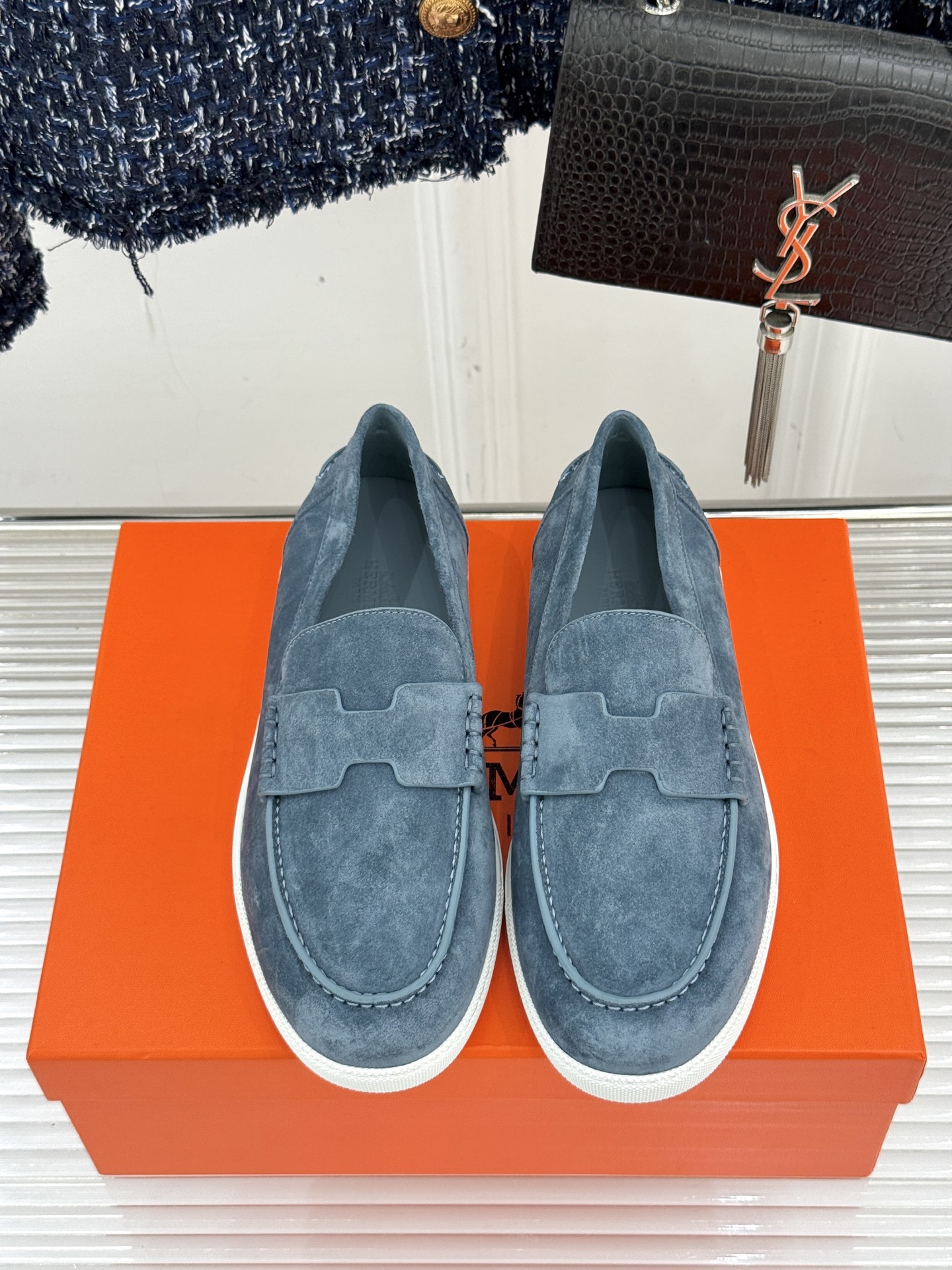 
Hermès/爱马仕25WF新品复古情侣款乐福鞋
爱情—是岁月长河里的熠熠星辰
而这双乐福鞋则是这浪漫