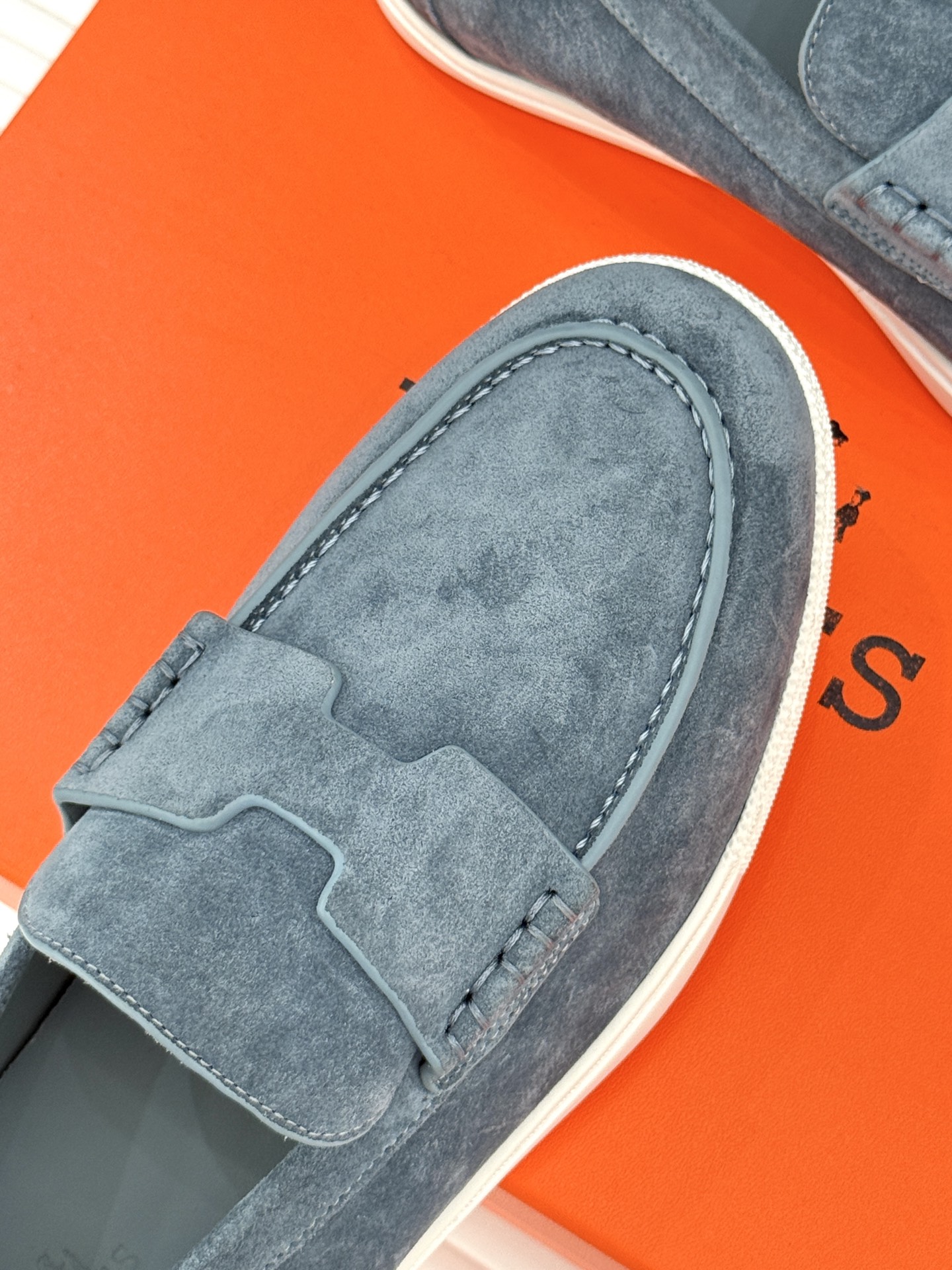 
Hermès/爱马仕25WF新品复古情侣款乐福鞋
爱情—是岁月长河里的熠熠星辰
而这双乐福鞋则是这浪漫