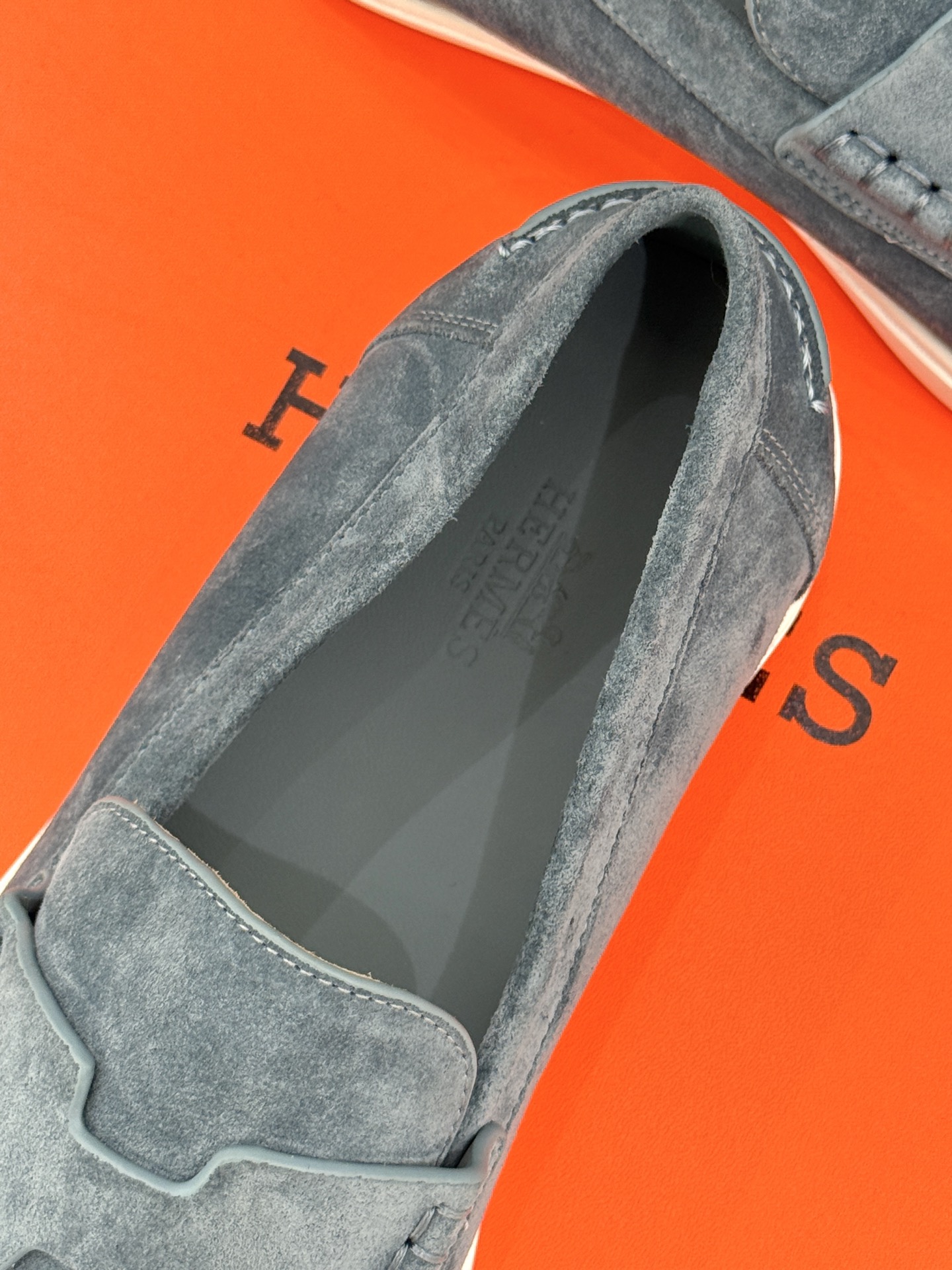 
Hermès/爱马仕25WF新品复古情侣款乐福鞋
爱情—是岁月长河里的熠熠星辰
而这双乐福鞋则是这浪漫