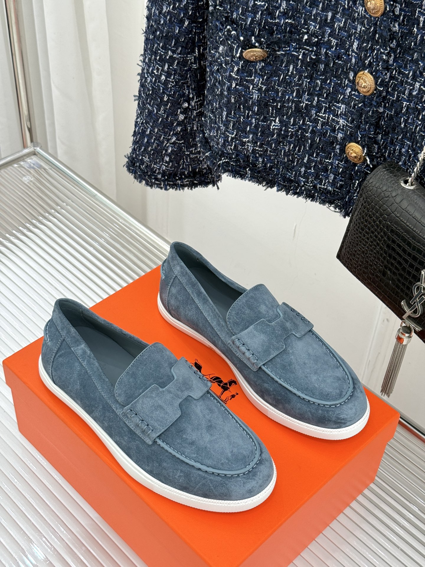 
Hermès/爱马仕25WF新品复古情侣款乐福鞋
爱情—是岁月长河里的熠熠星辰
而这双乐福鞋则是这浪漫