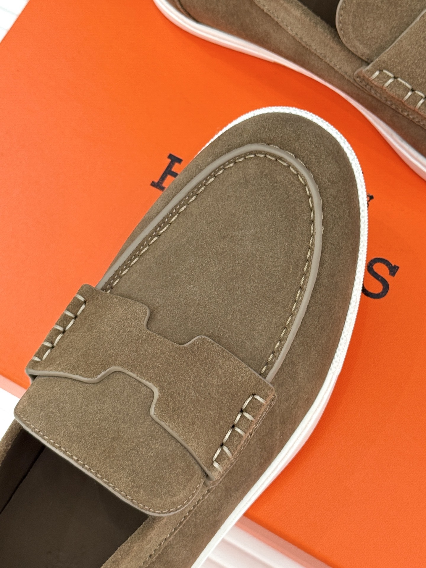 Hermès/爱马仕25WF新品复古情侣款乐福鞋
爱情—是岁月长河里的熠熠星辰
而这双乐福鞋则是这浪漫