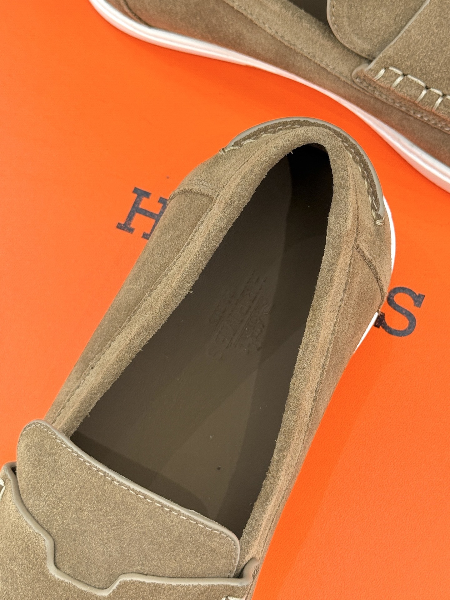 Hermès/爱马仕25WF新品复古情侣款乐福鞋
爱情—是岁月长河里的熠熠星辰
而这双乐福鞋则是这浪漫
