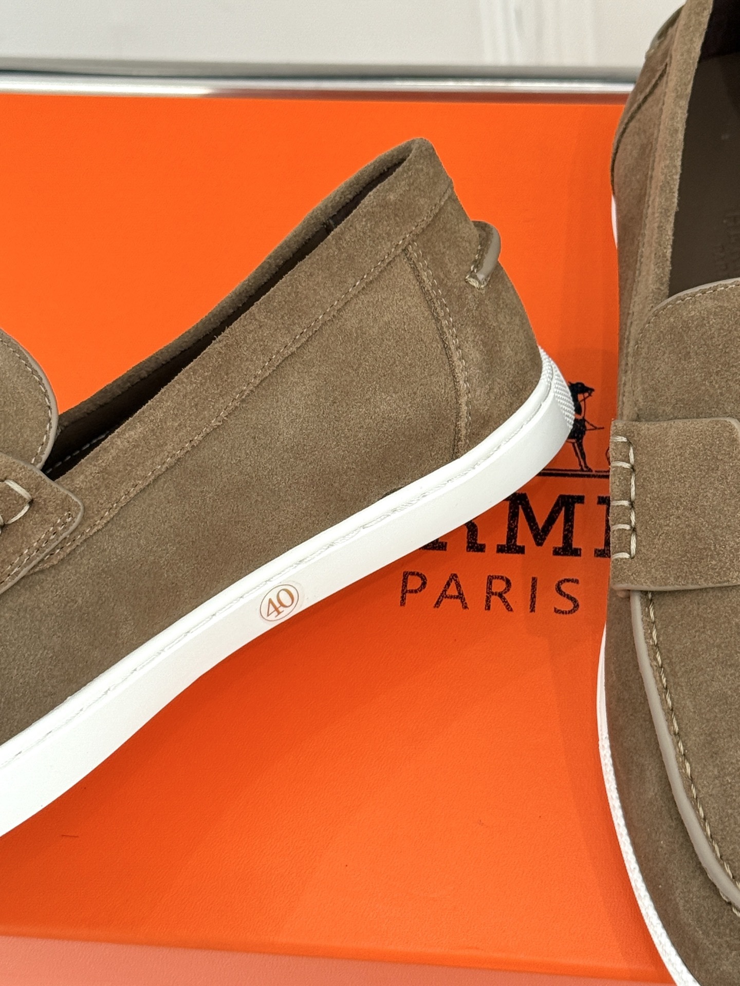 Hermès/爱马仕25WF新品复古情侣款乐福鞋
爱情—是岁月长河里的熠熠星辰
而这双乐福鞋则是这浪漫