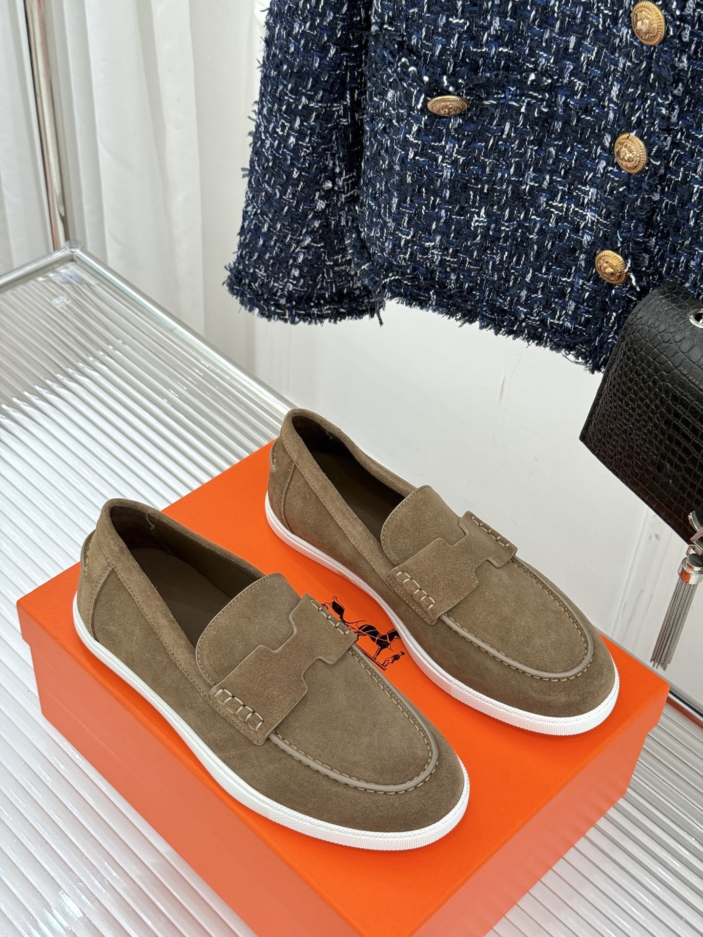 Hermès/爱马仕25WF新品复古情侣款乐福鞋
爱情—是岁月长河里的熠熠星辰
而这双乐福鞋则是这浪漫