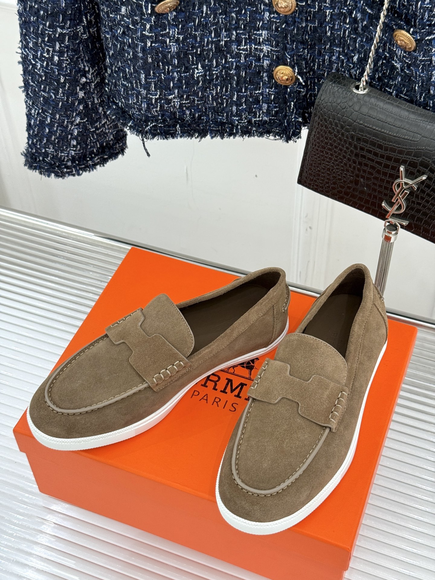 Hermès/爱马仕25WF新品复古情侣款乐福鞋
爱情—是岁月长河里的熠熠星辰
而这双乐福鞋则是这浪漫