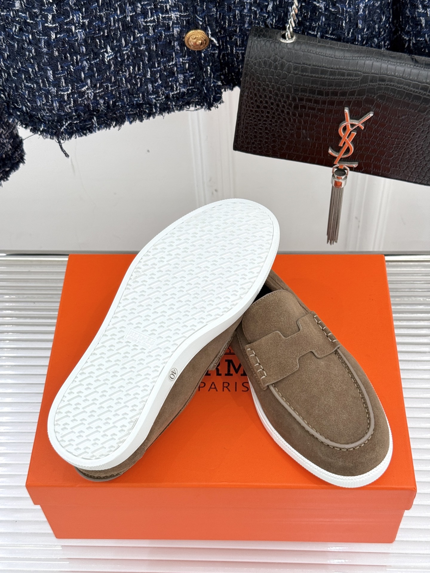 Hermès/爱马仕25WF新品复古情侣款乐福鞋
爱情—是岁月长河里的熠熠星辰
而这双乐福鞋则是这浪漫
