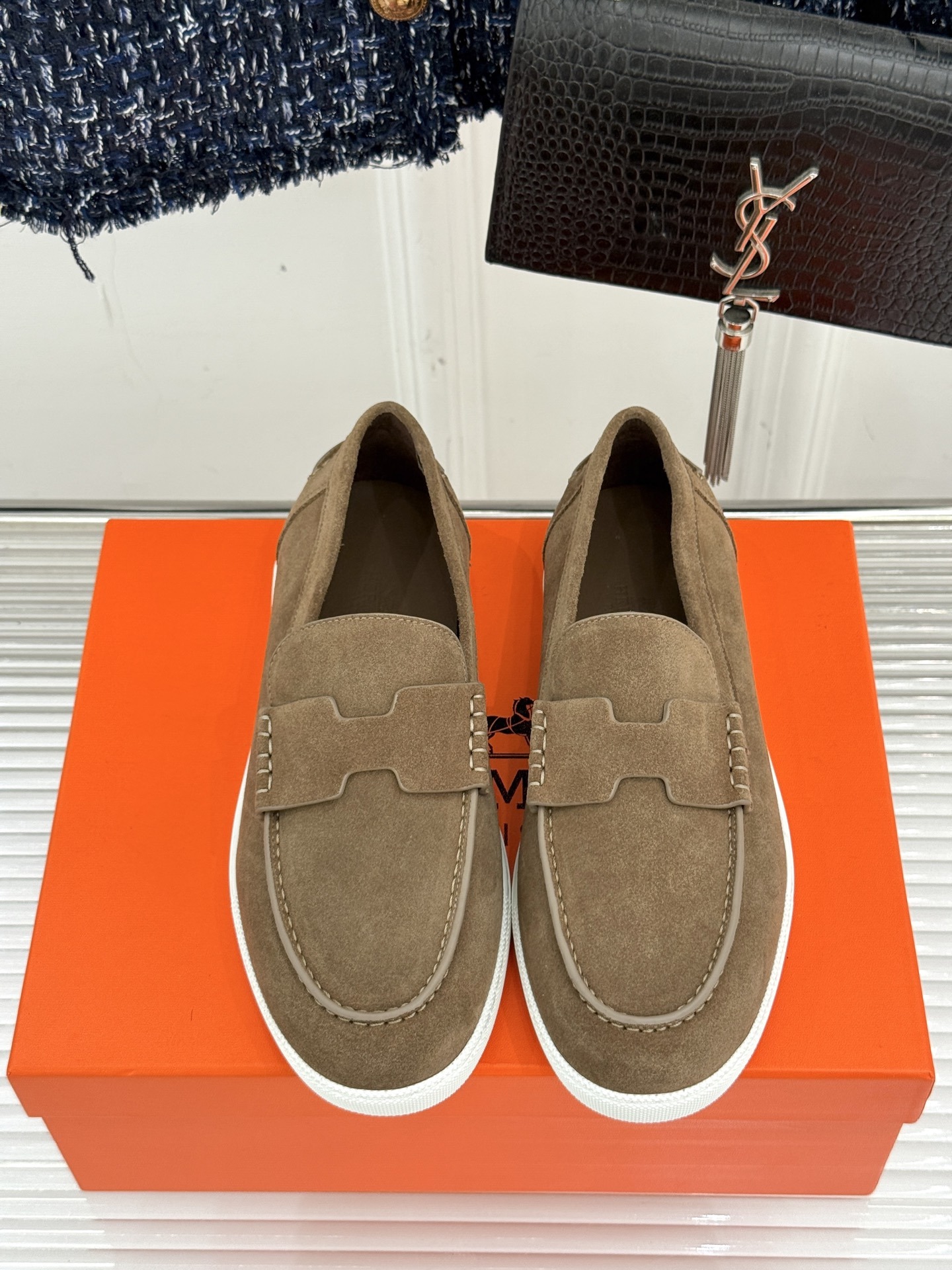 Hermès/爱马仕25WF新品复古情侣款乐福鞋
爱情—是岁月长河里的熠熠星辰
而这双乐福鞋则是这浪漫
