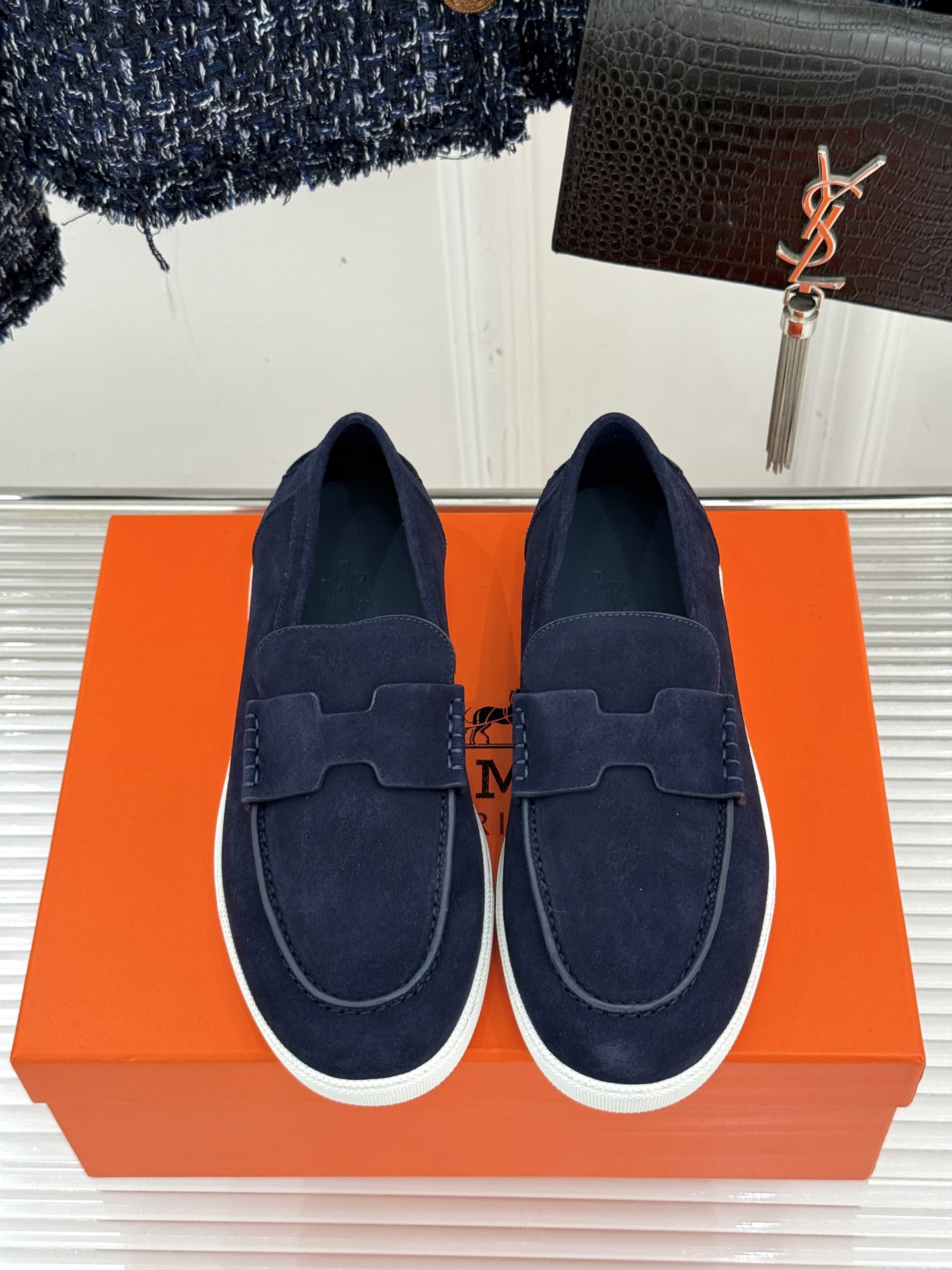 
Hermès/爱马仕25WF新品复古情侣款乐福鞋
爱情—是岁月长河里的熠熠星辰
而这双乐福鞋则是这浪漫
